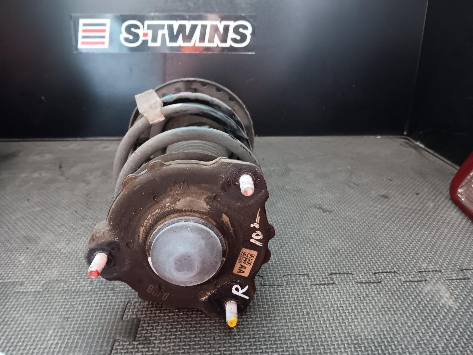 Used auto part listing image: 2020 HYUNDAI VELOSTER RIGHT FRONT STRUT JS, 09/19-07/21 0000377724