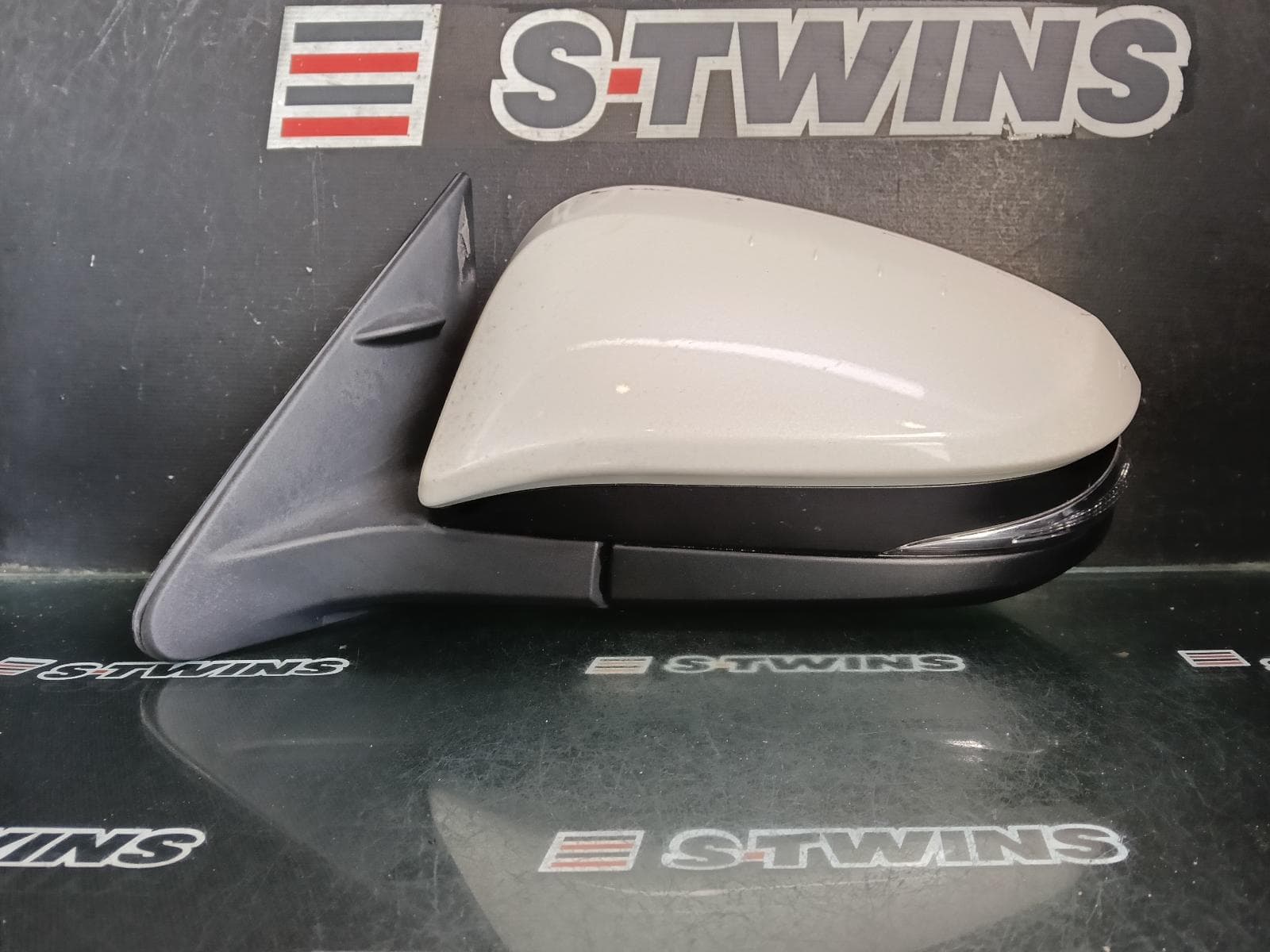 Used auto part listing image: 2018 TOYOTA KLUGER LEFT DOOR MIRROR GSU50/GSU55, GXL, NON HEATED, NON MEMORY FUNCTION, W/ BLIND SPOT TYPE, 11/16-02/21 0000415324