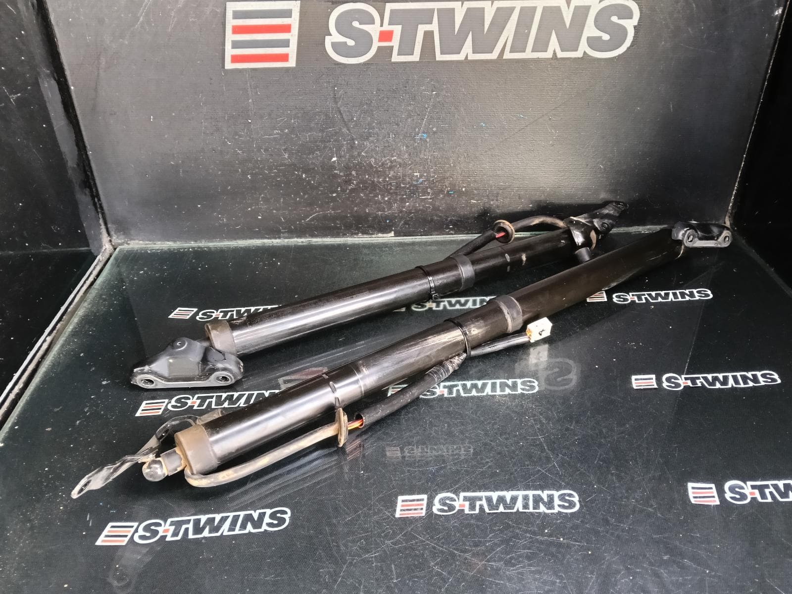 Used auto part listing image: 2018 TOYOTA KLUGER HATCH STRUT TAILGATE LIFT MOTOR, GSU50/GSU55, 12/13-02/21 0000415344