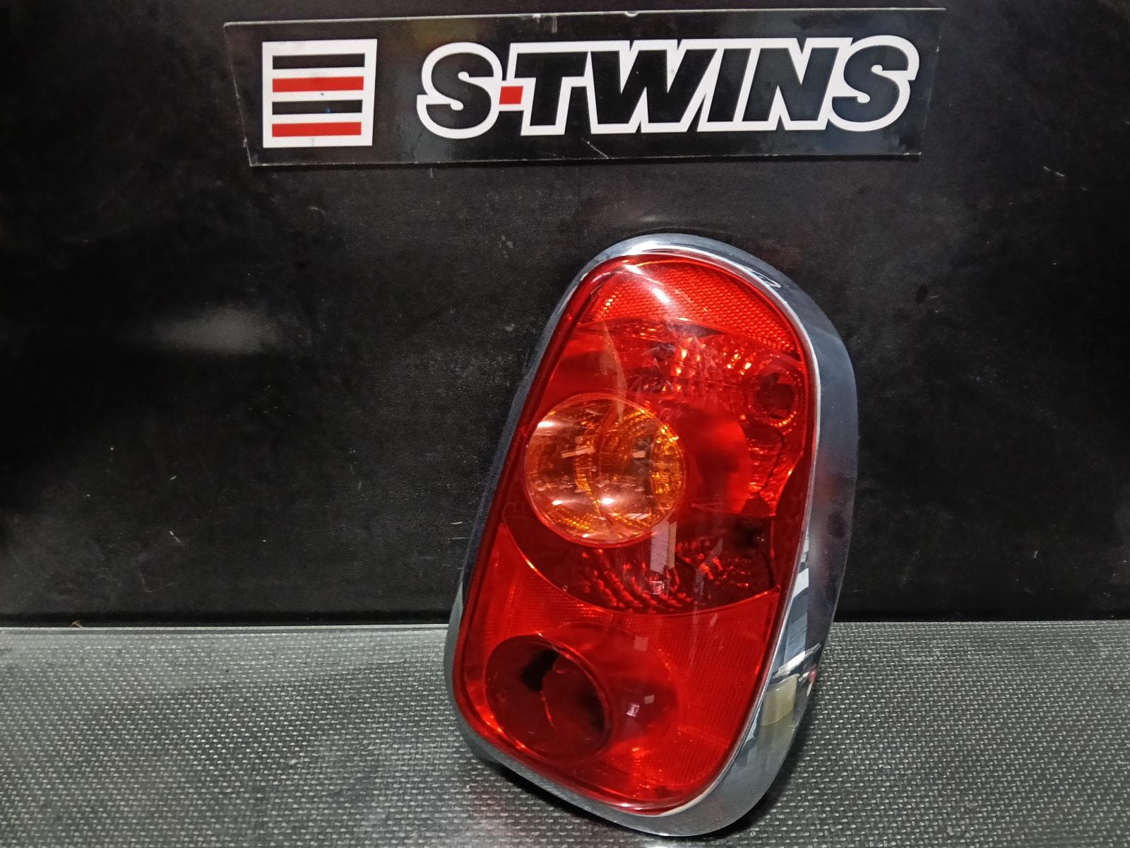 Used auto part listing image: 2013 MINI COOPER RIGHT TAILLIGHT R60, CHROME TYPE, COUNTRYMAN WAGON, 01/11-09/16 0000415854