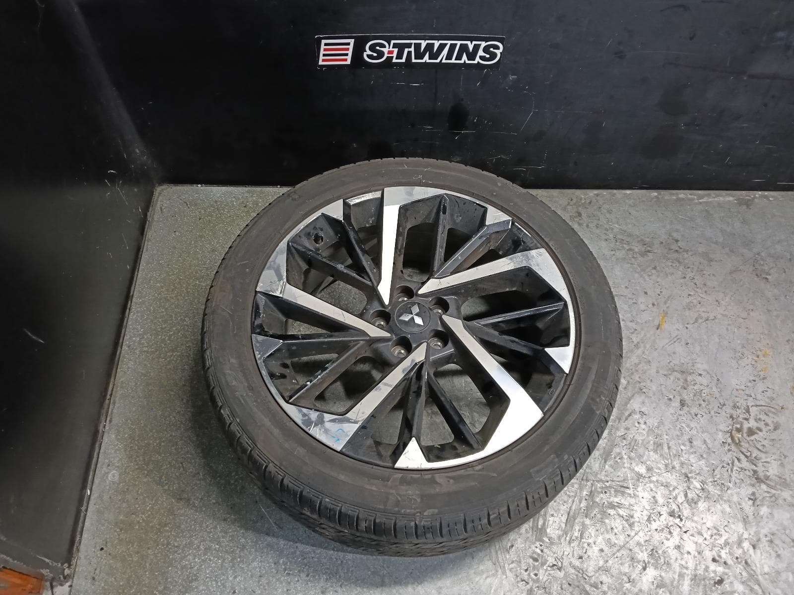 Used auto part listing image: 2023 MITSUBISHI OUTLANDER WHEEL MAG FACTORY, 20X8IN, 5 V SPOKE, BI-COLOUR, ZM, 08/21- 0000415868