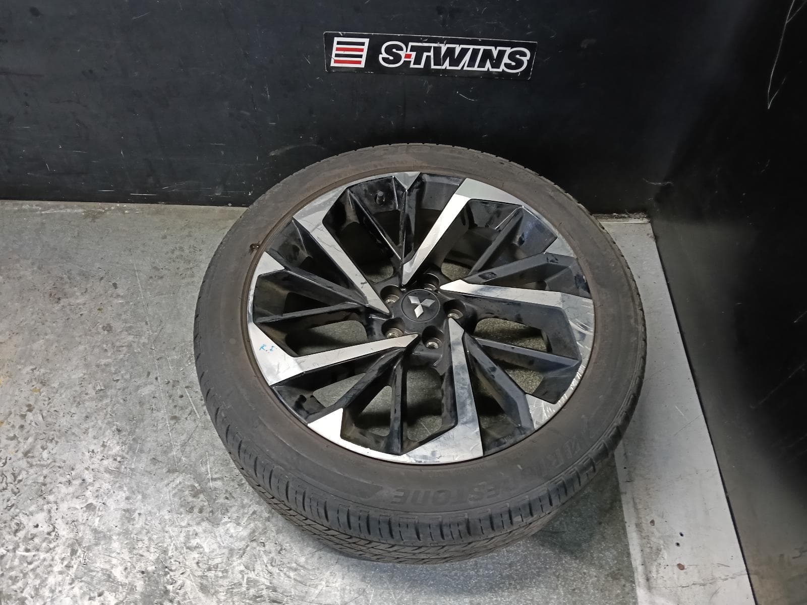 Used auto part listing image: 2023 MITSUBISHI OUTLANDER WHEEL MAG FACTORY, 20X8IN, 5 V SPOKE, BI-COLOUR, ZM, 08/21- 0000415867