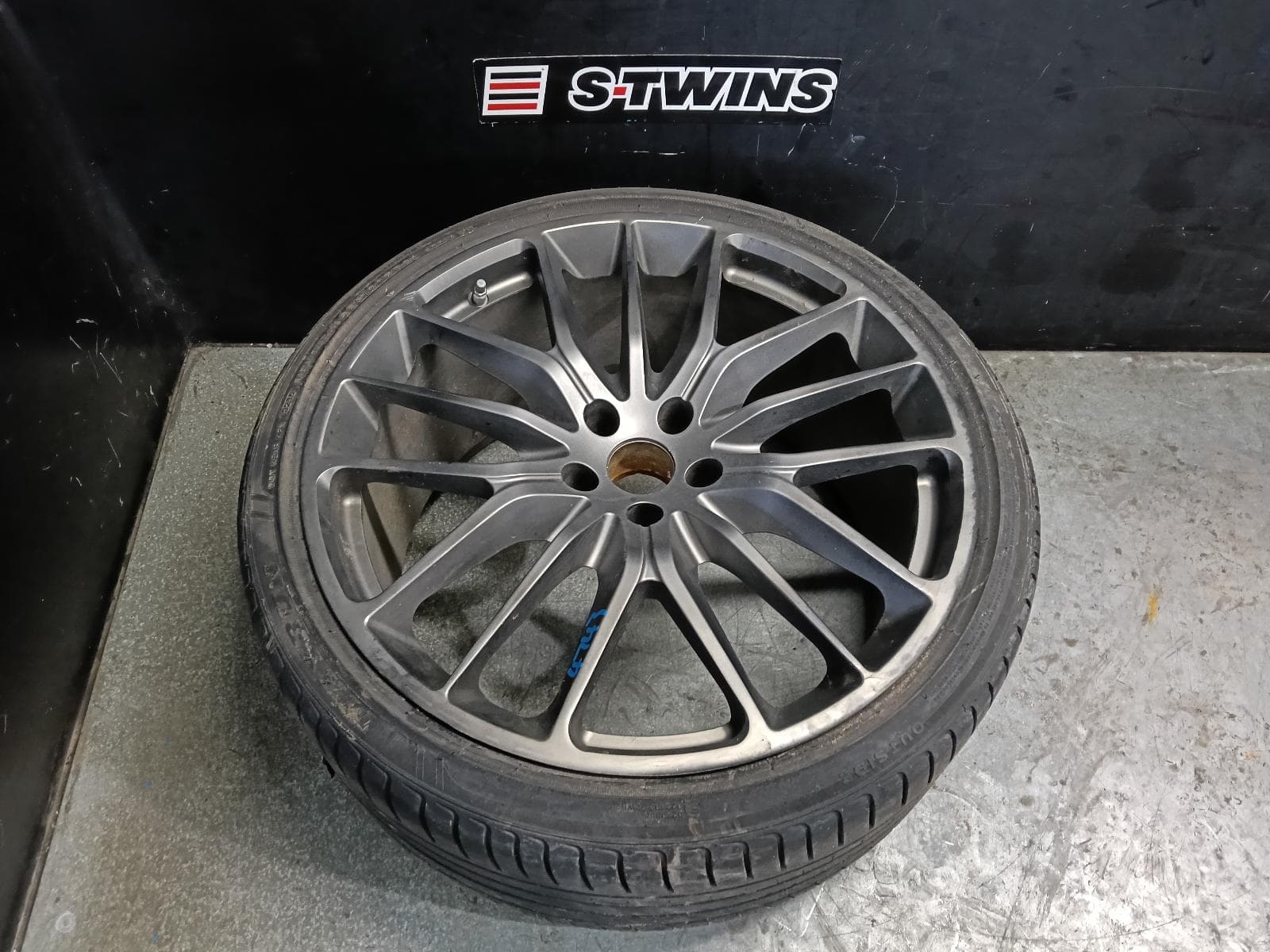 Used auto part listing image: 2015 MASERATI GHIBLI WHEEL MAG M157, FACTORY, 21X10.5IN, REAR, 5 Y SPOKE, SILVER, 05/14- 0000414080