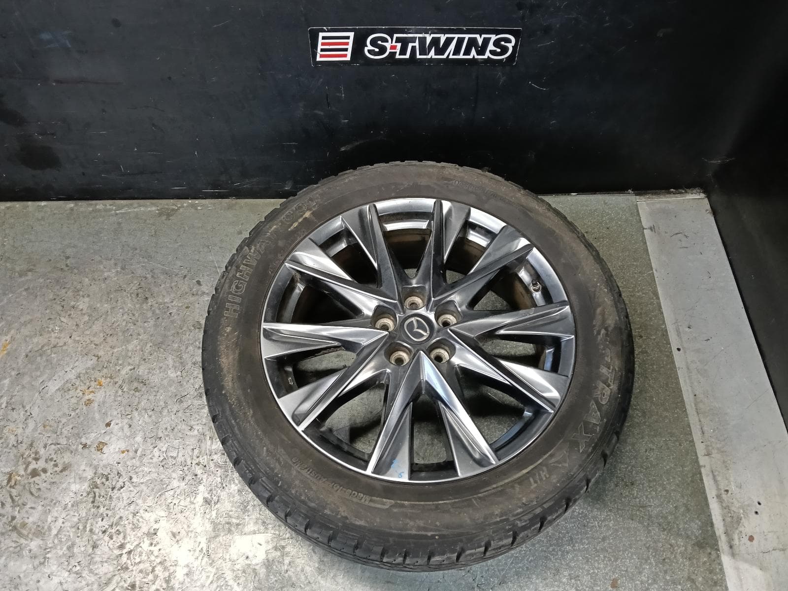 Used auto part listing image: 2019 MAZDA CX5 WHEEL MAG FACTORY, 19X7IN, 5 V SPOKE, LIGHT GREY, KF, 05/18-03/26 0000415861