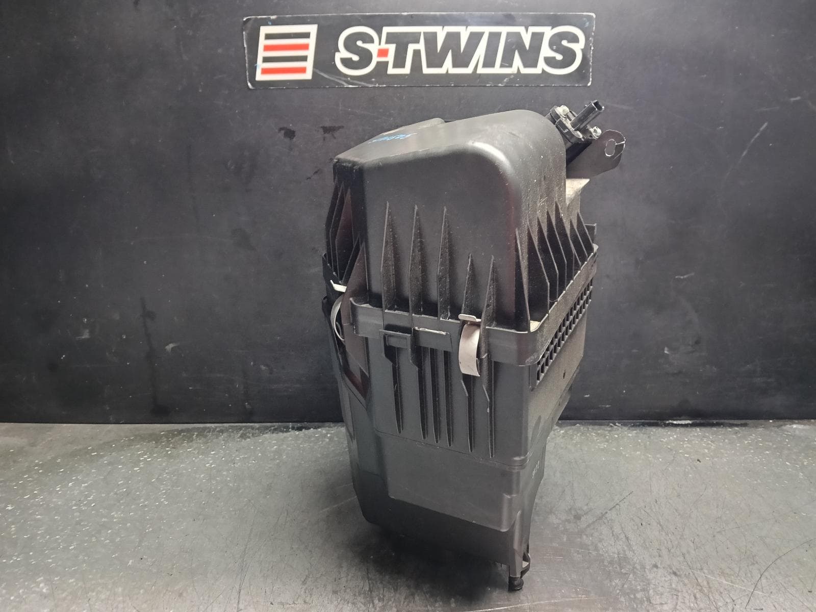 Used auto part listing image: 2023 MITSUBISHI OUTLANDER AIR CLEANER BOX AIR CLEANER, PETROL, 2.5, PR25, ZM, 08/21- 0000415875