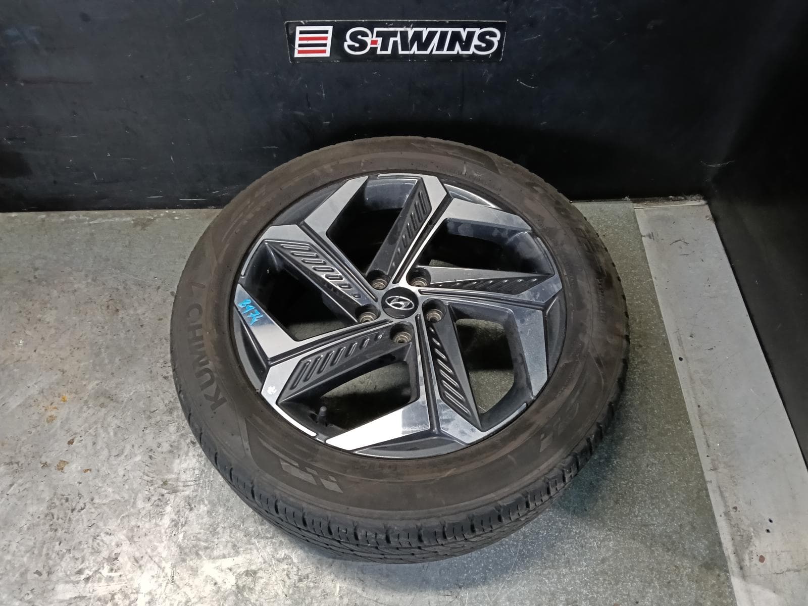 Used auto part listing image: 2022 HYUNDAI TUCSON WHEEL MAG FACTORY, 19X7.5IN, 5 Y SPOKE, BI-COLOUR, NX4, 02/21-01/24 0000415850