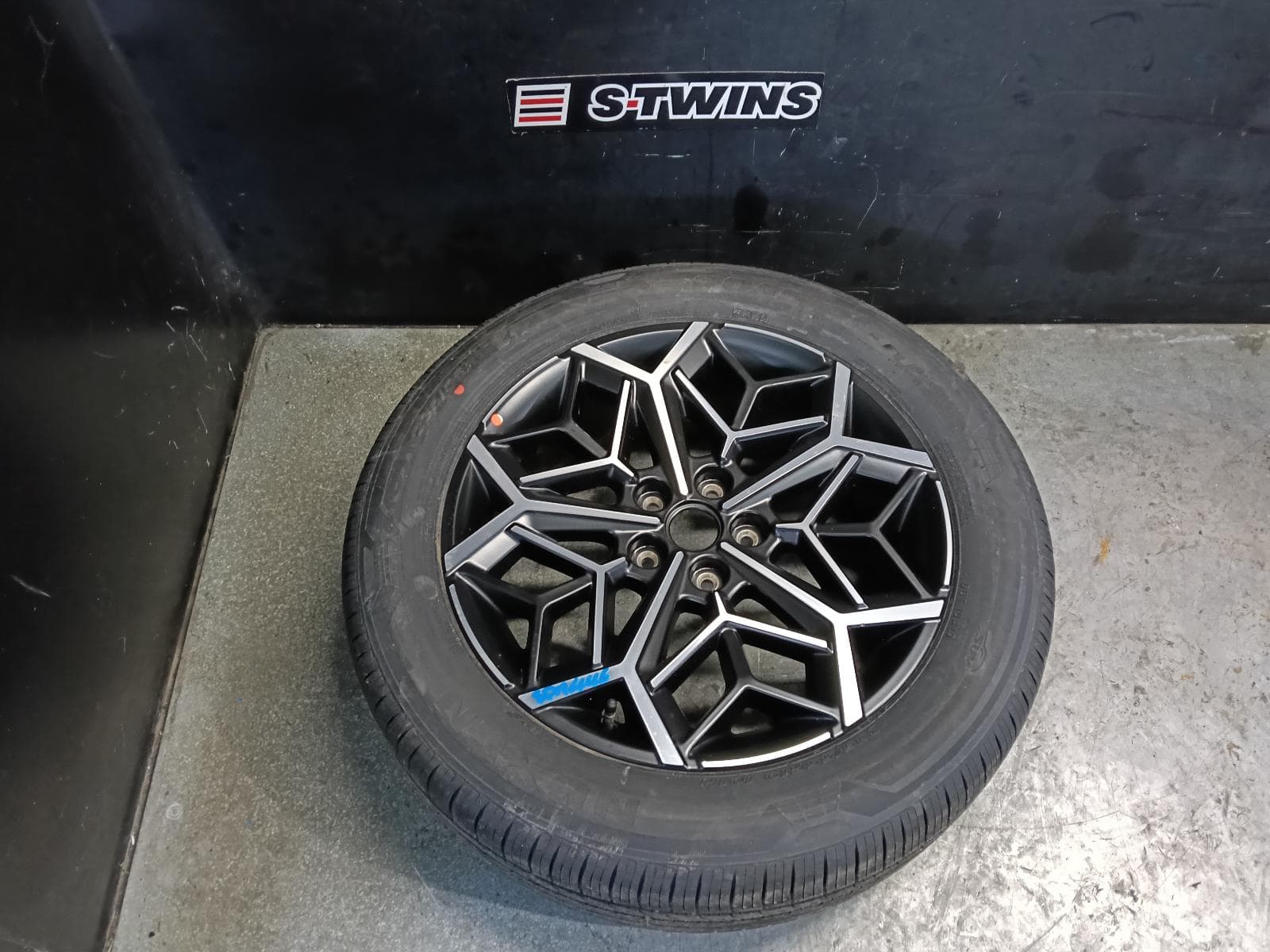 Used auto part listing image: 2023 HYUNDAI TUCSON WHEEL MAG FACTORY, 19X7.5IN, 5 Y SPOKE, BI-COLOUR, NX4, 02/21-01/24 0000415862