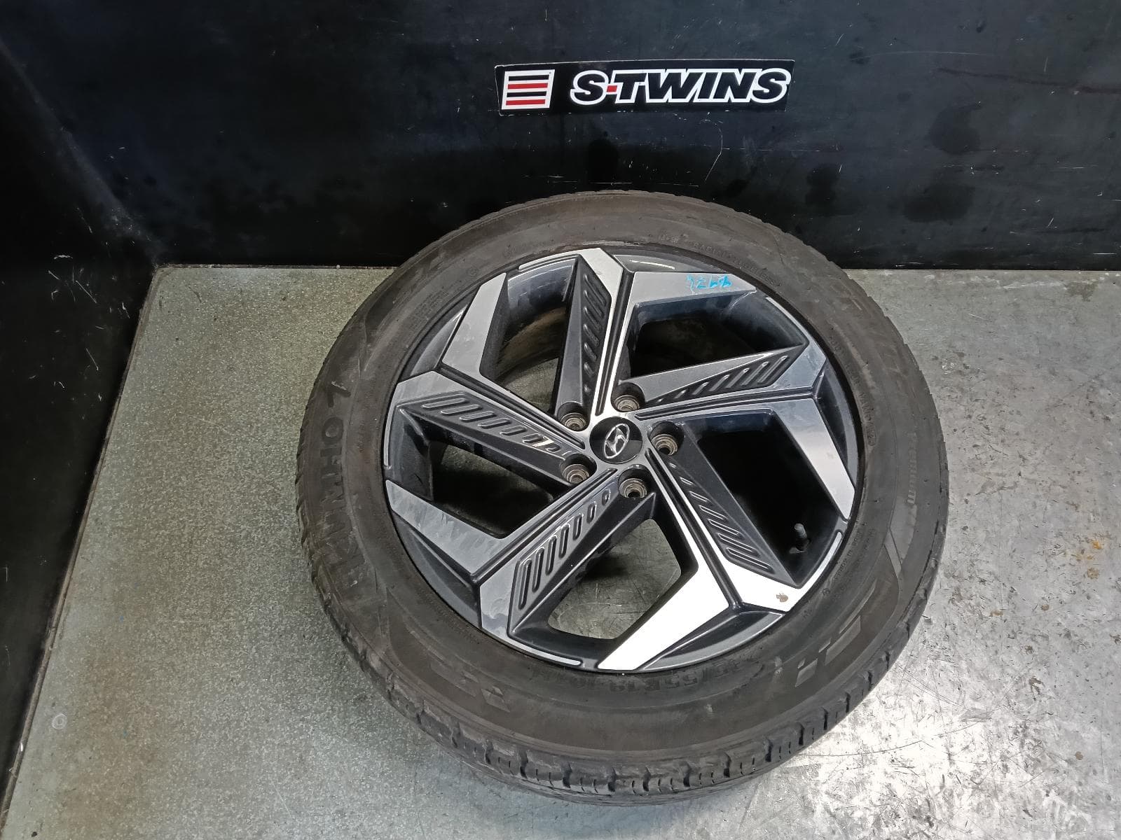 Used auto part listing image: 2022 HYUNDAI TUCSON WHEEL MAG FACTORY, 19X7.5IN, 5 Y SPOKE, BI-COLOUR, NX4, 02/21-01/24 0000415842