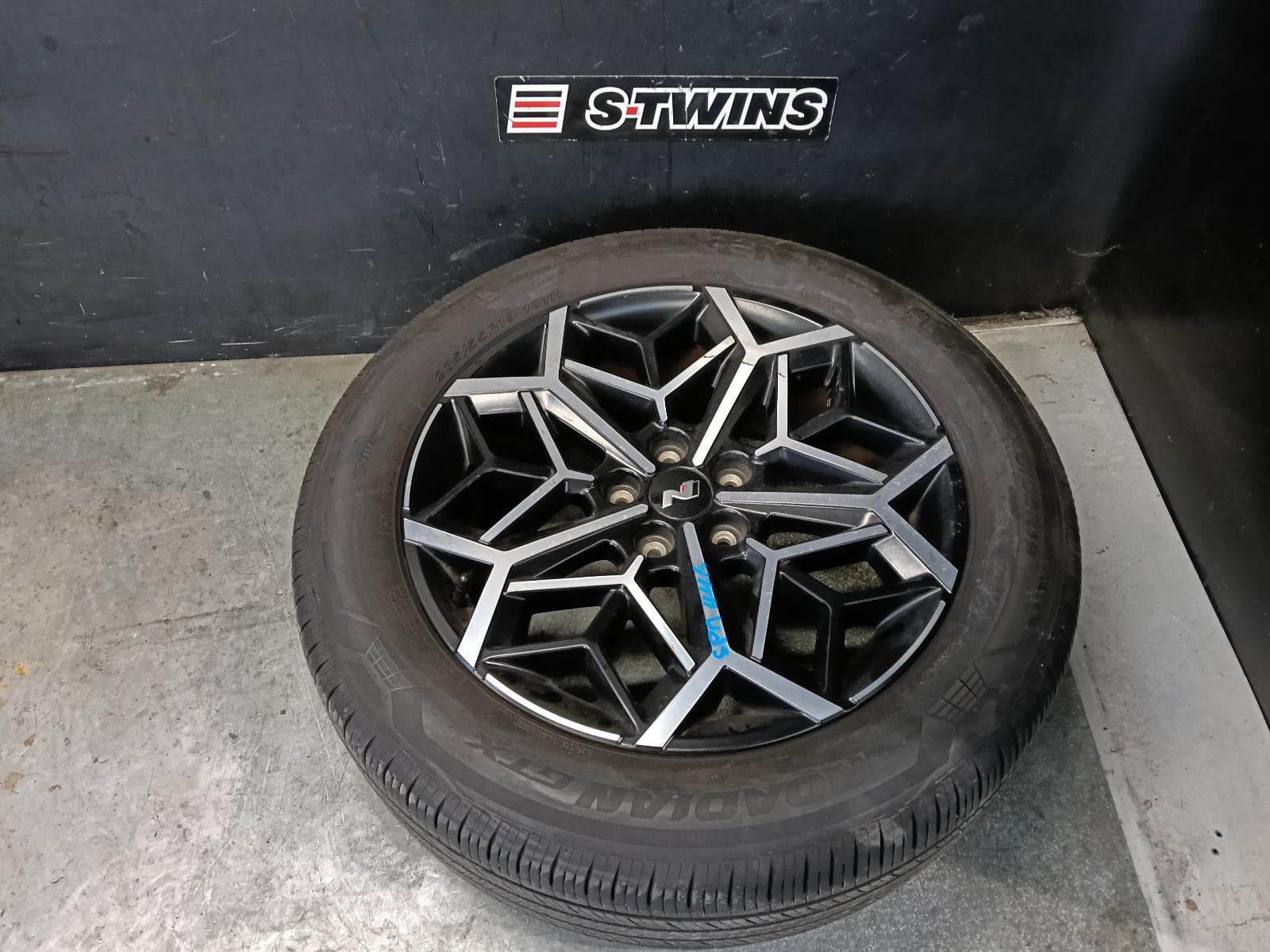Used auto part listing image: 2023 HYUNDAI TUCSON WHEEL MAG FACTORY, 19X7.5IN, 5 Y SPOKE, BI-COLOUR, NX4, 02/21-01/24 0000415863