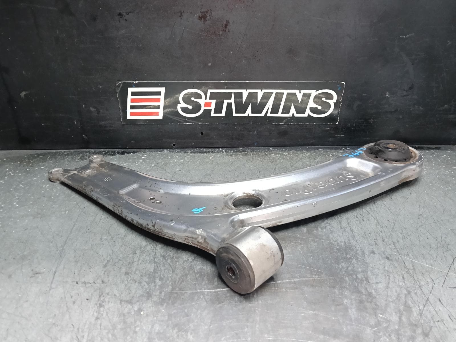 Used auto part listing image: 2015 AUDI A3 RIGHT FRONT LOWER CONTROL ARM 8V, RS3, SEDAN/HATCH, 10/15-10/20 0000415911