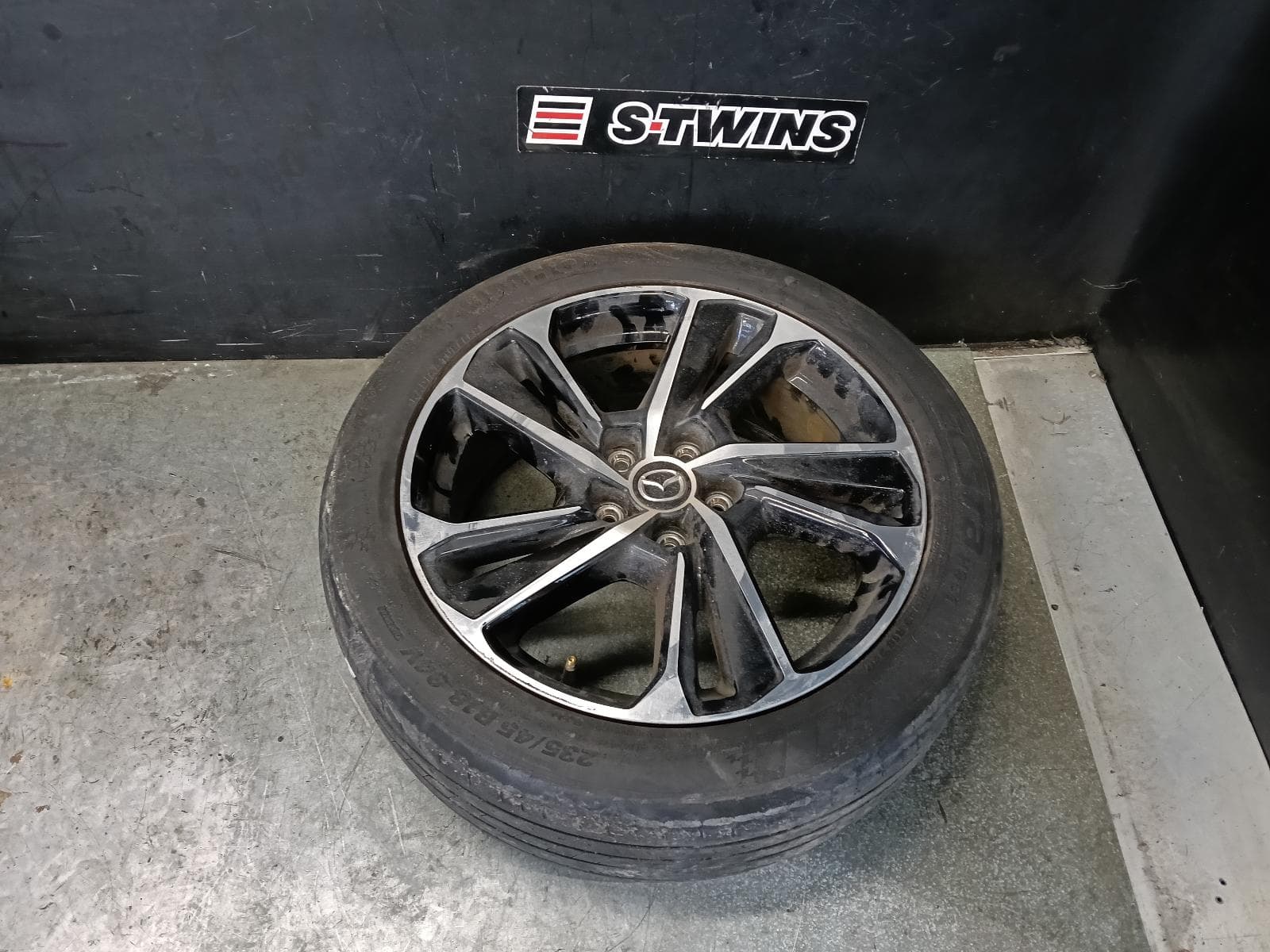 Used auto part listing image: 2024 MAZDA CX3 WHEEL MAG FACTORY, 18X7IN, 5 V SPOKE, BI-COLOUR, DK, 01/21- 0000414759