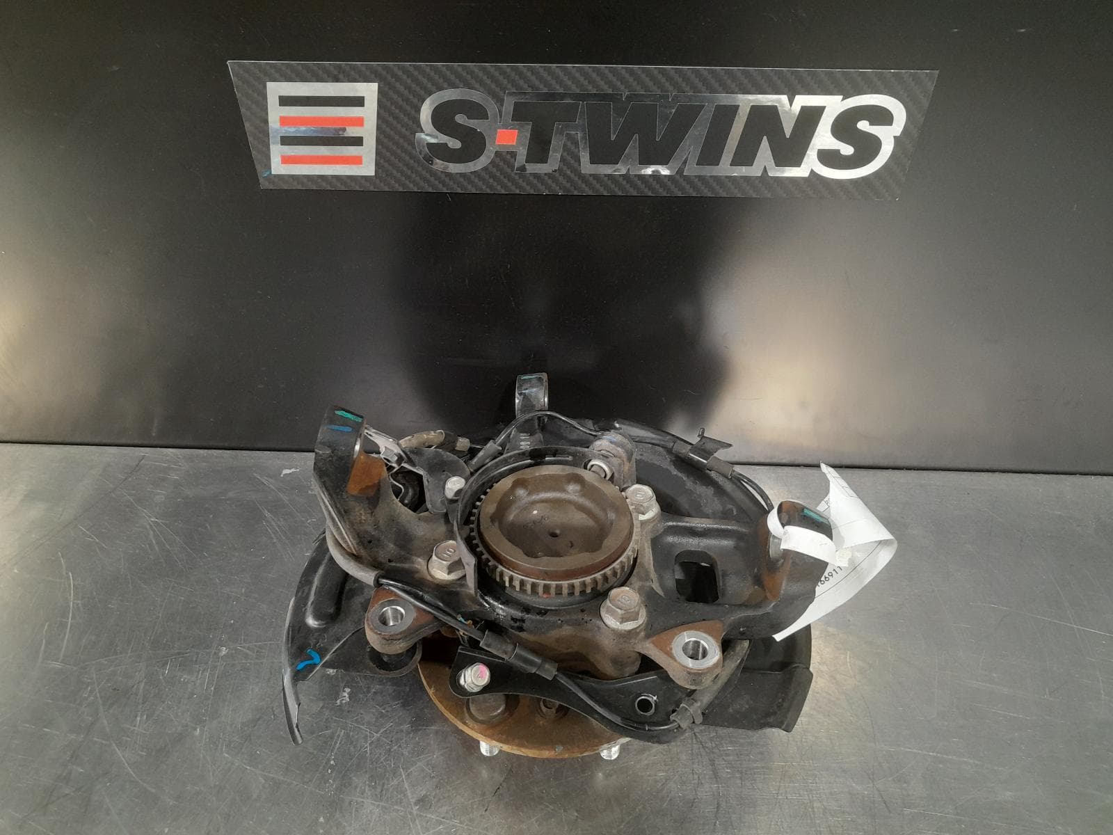 Used auto part listing image: 2018 MITSUBISHI TRITON LEFT FRONT HUB ASSEMBLY ML-MN-MQ, 2WD, ABS TYPE, 07/06-10/18 0000166911