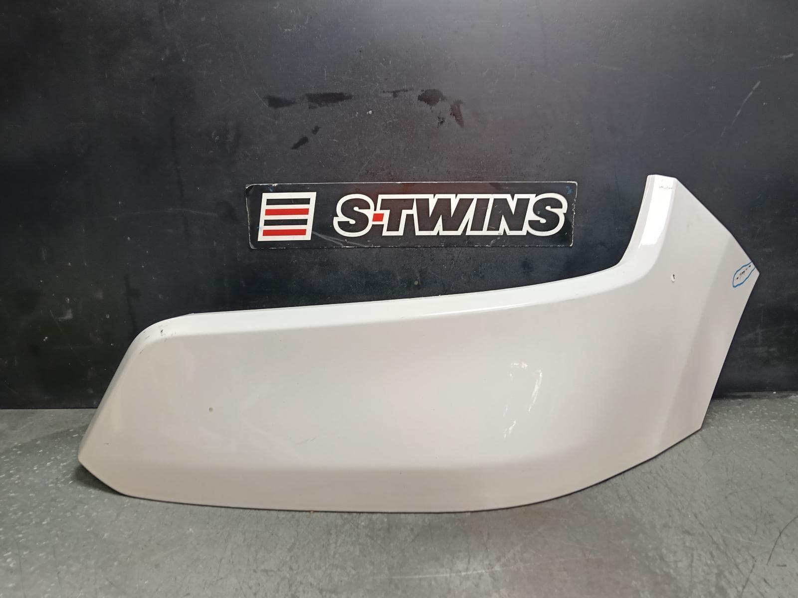Used auto part listing image: 2023 RAM 1500 FRONT BUMPER DT, BUMPER BAR (RH SIDE), LARAMIE/BIG HORN/LARAMIE SPORT, 10/20-12/23 0000415888