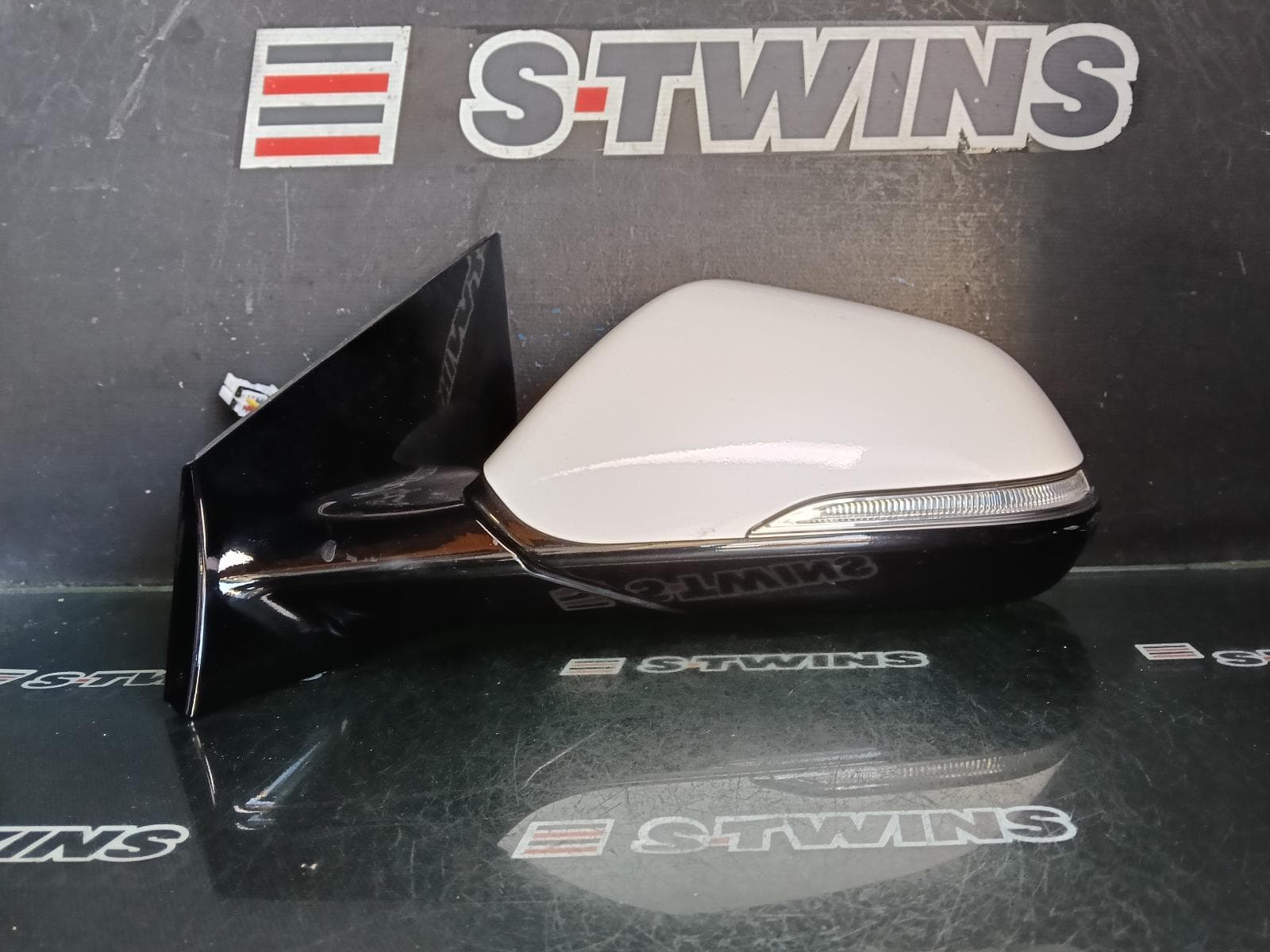 Used auto part listing image: 2016 HYUNDAI SONATA LEFT DOOR MIRROR LF, COLOUR CODED, POWER FOLDING, HEATED & W/ PUDDLE LAMP TYPE, 10/14-07/17 0000380920