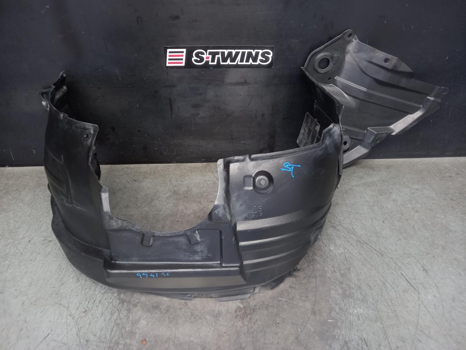 Used auto part listing image: 2011 TOYOTA KLUGER RIGHT GUARD LINER GSU40-GSU45, 07/10-02/14 0000367821