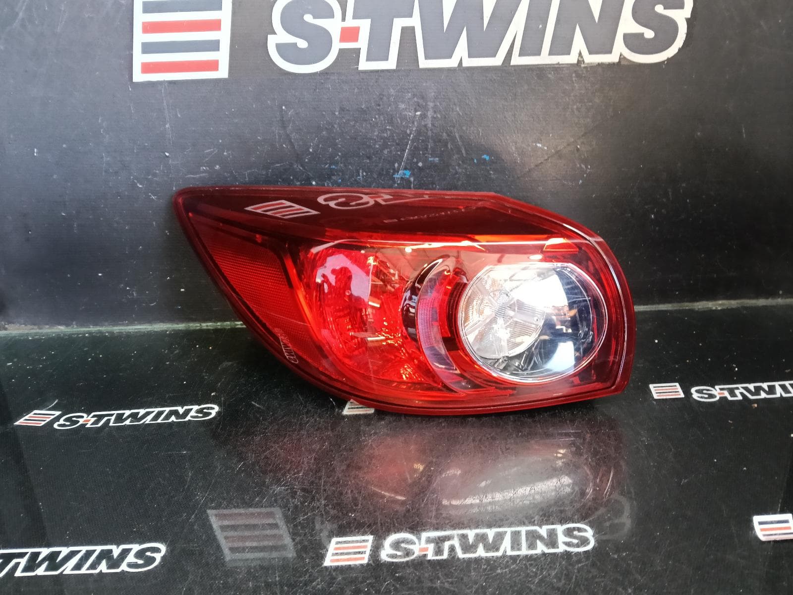 Used auto part listing image: 2015 MAZDA 3 LEFT TAILLIGHT BM-BN, HATCH, NON LED TYPE, 11/13-02/19 0000415672