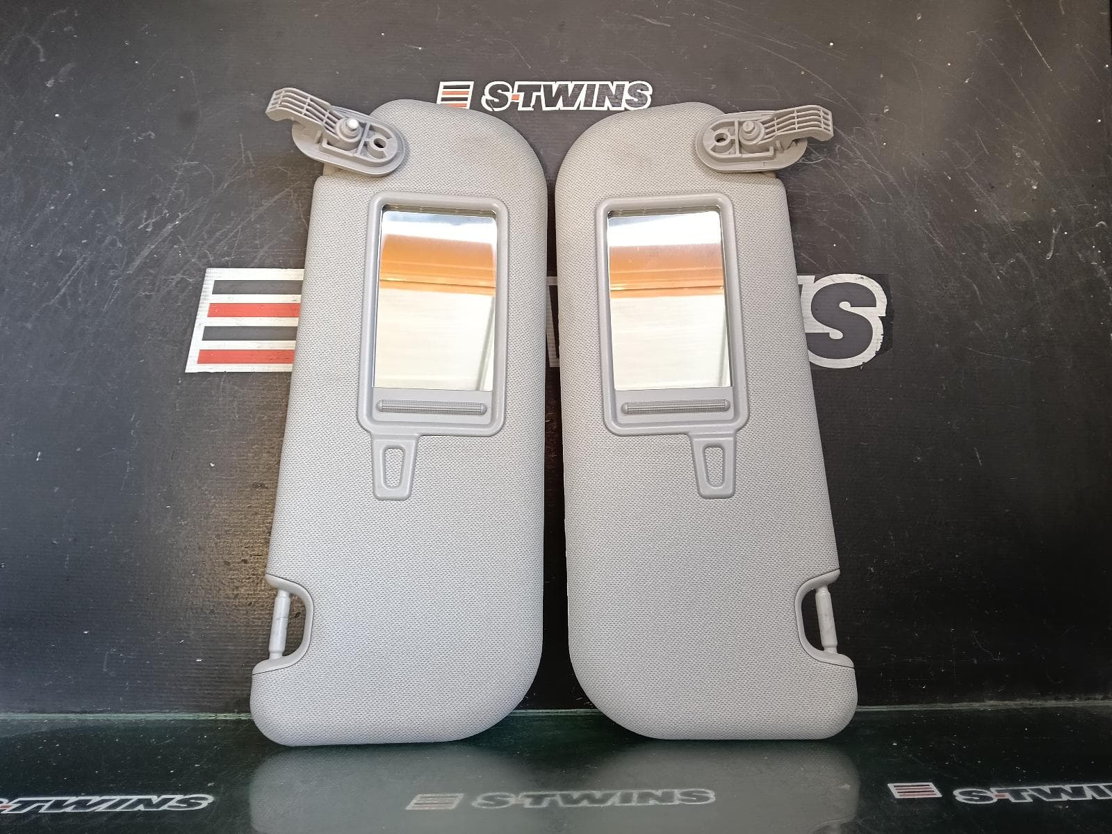 Used auto part listing image: 2015 HYUNDAI I30 SUNVISOR GD, PAIR, W/ MIRROR, NON COURTESY LIGHT TYPE, 03/12-02/17 0000413378