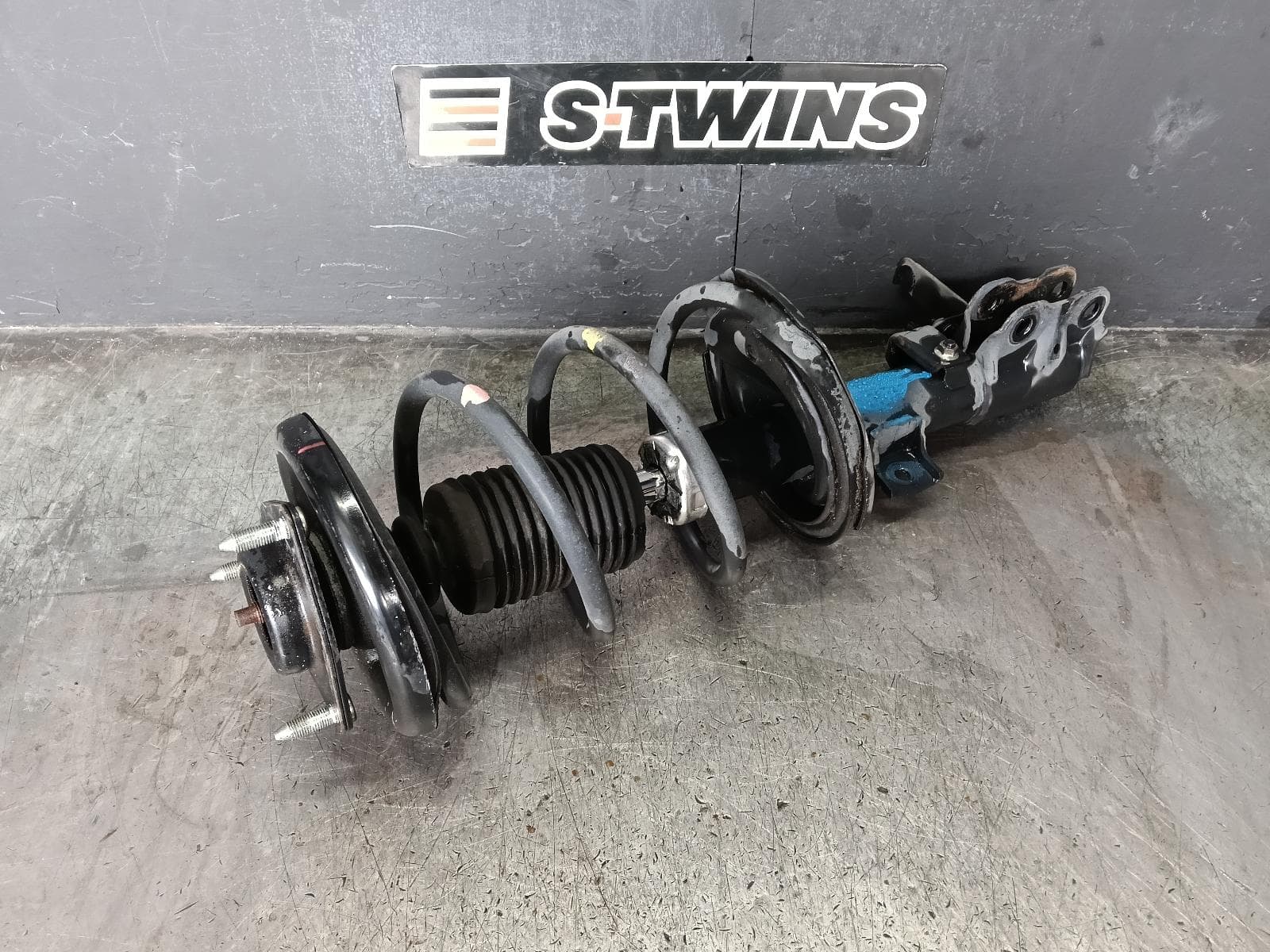 Used auto part listing image: 2009 MITSUBISHI LANCER RIGHT FRONT STRUT CJ, 2.0, PETROL, 07/07-06/10 0000415979