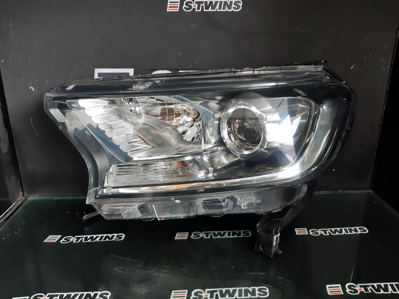 Used auto part listing image: 2018 FORD RANGER LEFT HEADLAMP PX SERIES 3, CHROME, HID TYPE, 06/18-11/19 0000213034