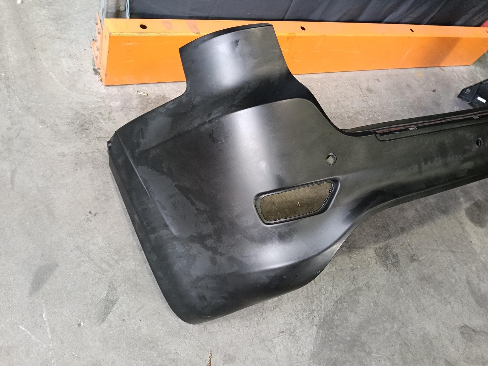 Used auto part listing image: NEW GENUINE 2015 JEEP GRANDCHEROKEE REAR BUMPER BUMPER BAR, W/ PARK SENSOR TYPE, WK, SRT8/SRT, 04/13-09/16 0000416044
