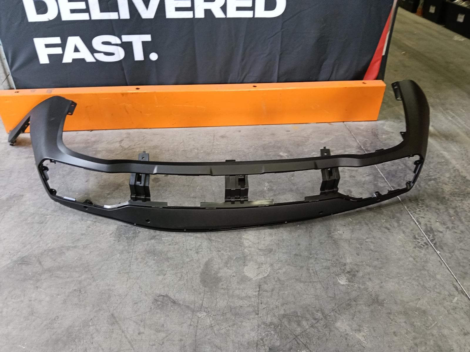 Used auto part listing image: NEW GENUINE 2025 KIA SORENTO REAR BUMPER BUMPER BAR (LOWER), NON TOWBAR TYPE, MQ4, 10/23- 0000416049