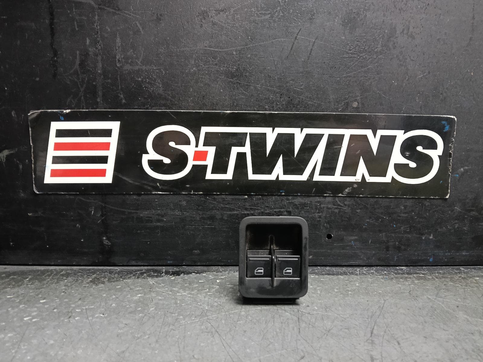 Used auto part listing image: 2019 VOLKSWAGEN CADDY PWR DR WIND SWITCH RH FRONT (MASTER SWITCH), 2KN, 07/15-02/21 0000416067