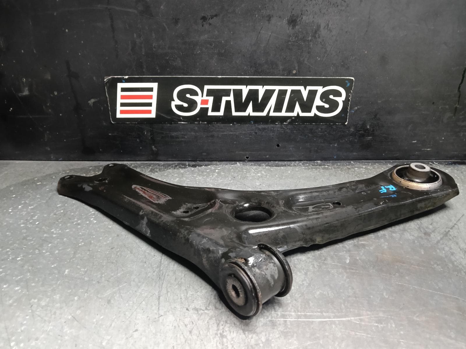 Used auto part listing image: 2019 VOLKSWAGEN CADDY RIGHT FRONT LOWER CONTROL ARM 2KN, 12/15-02/21 0000416070