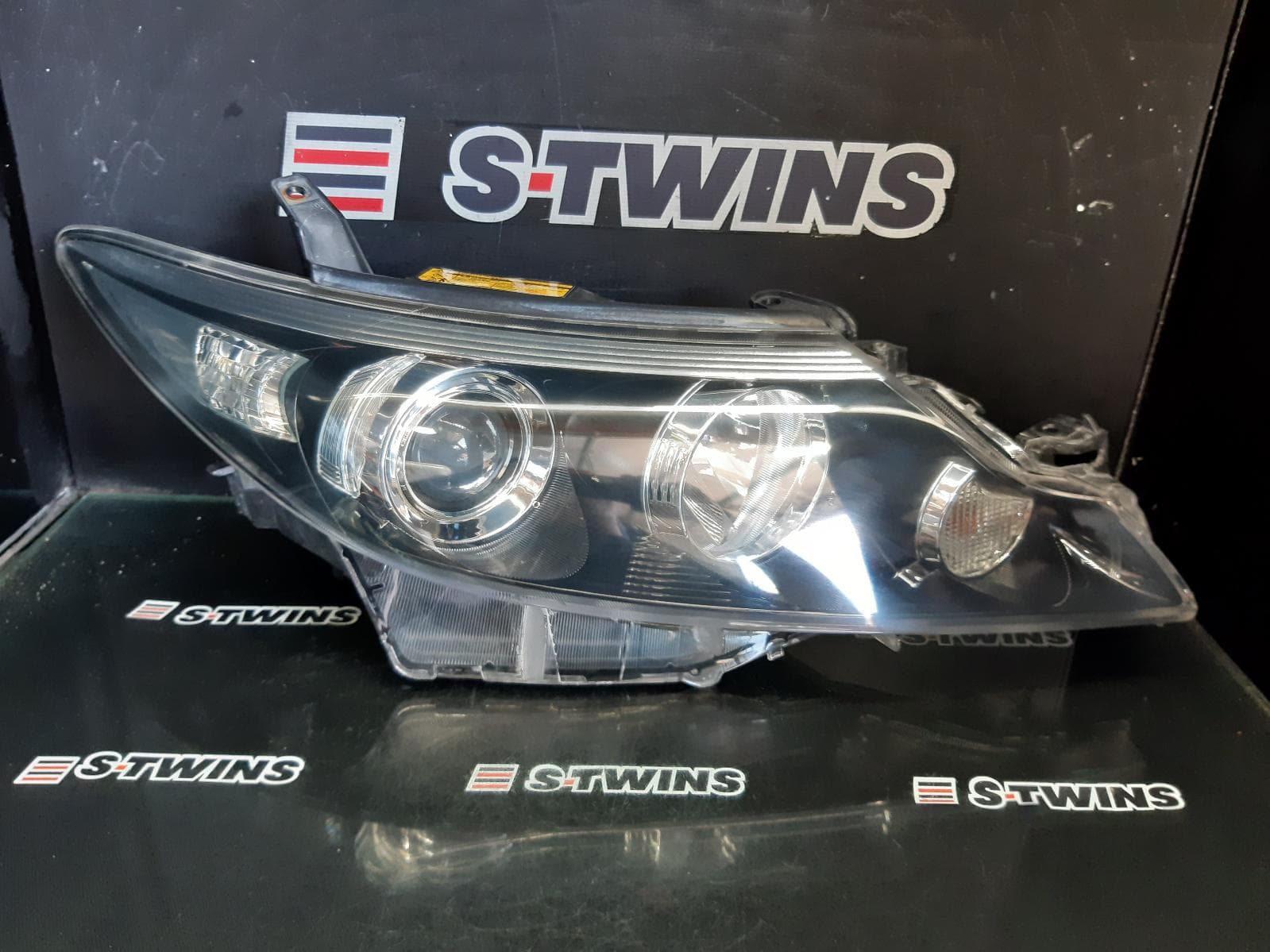 Used auto part listing image: 2013 TOYOTA ESTIMA RIGHT HEADLAMP XR50, HID TYPE, ELECT ADJ, LENS# 28-212, 05- (IMPORT) 0000356888