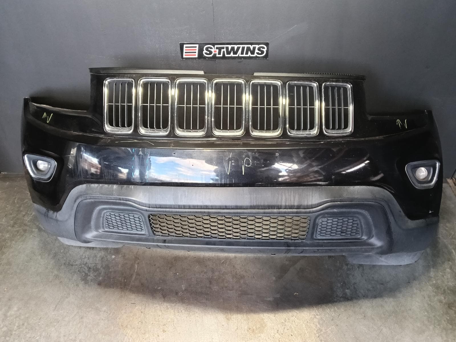 Used auto part listing image: 2014 JEEP GRANDCHEROKEE FRONT BUMPER WK, BUMPER BAR (2 PIECE), LAREDO, NON PARK SENSOR TYPE, 04/13-09/16 0000416101