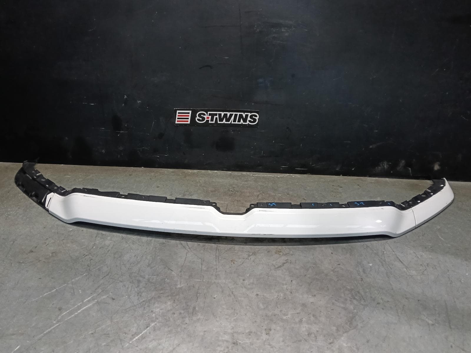 Used auto part listing image: 2023 RAM 1500 GRILLE RADIATOR GRILLE, COLOUR CODED, LARAMIE SPORT, DT, 10/20-12/23 0000415882