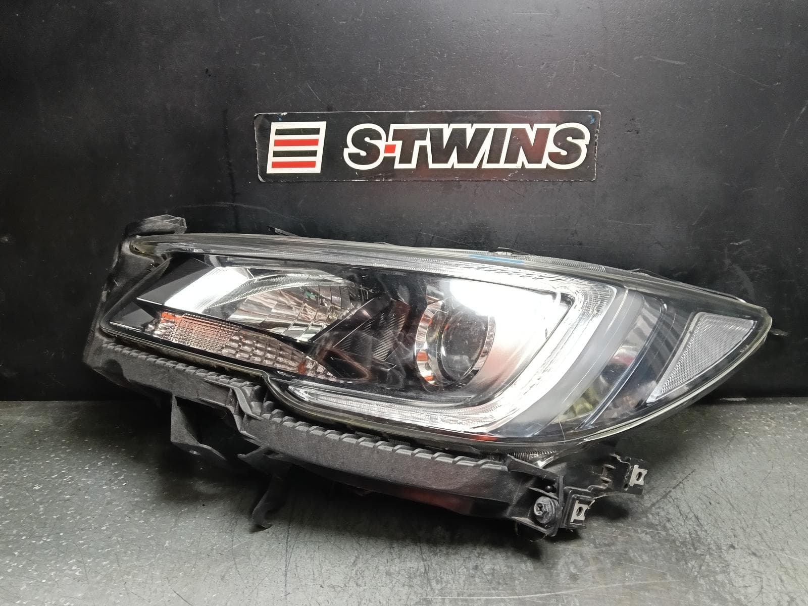 Used auto part listing image: 2018 SUBARU LIBERTY LEFT HEADLAMP 6TH GEN, HALOGEN TYPE, 12/17-04/21 0000414661