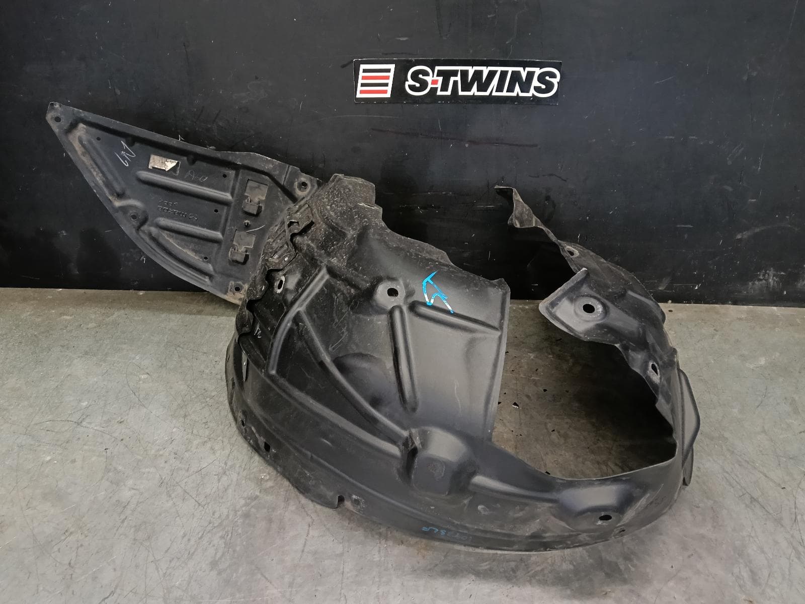 Used auto part listing image: 2024 MAZDA CX3 LEFT GUARD LINER DK, FRONT, 06/18- 0000414754