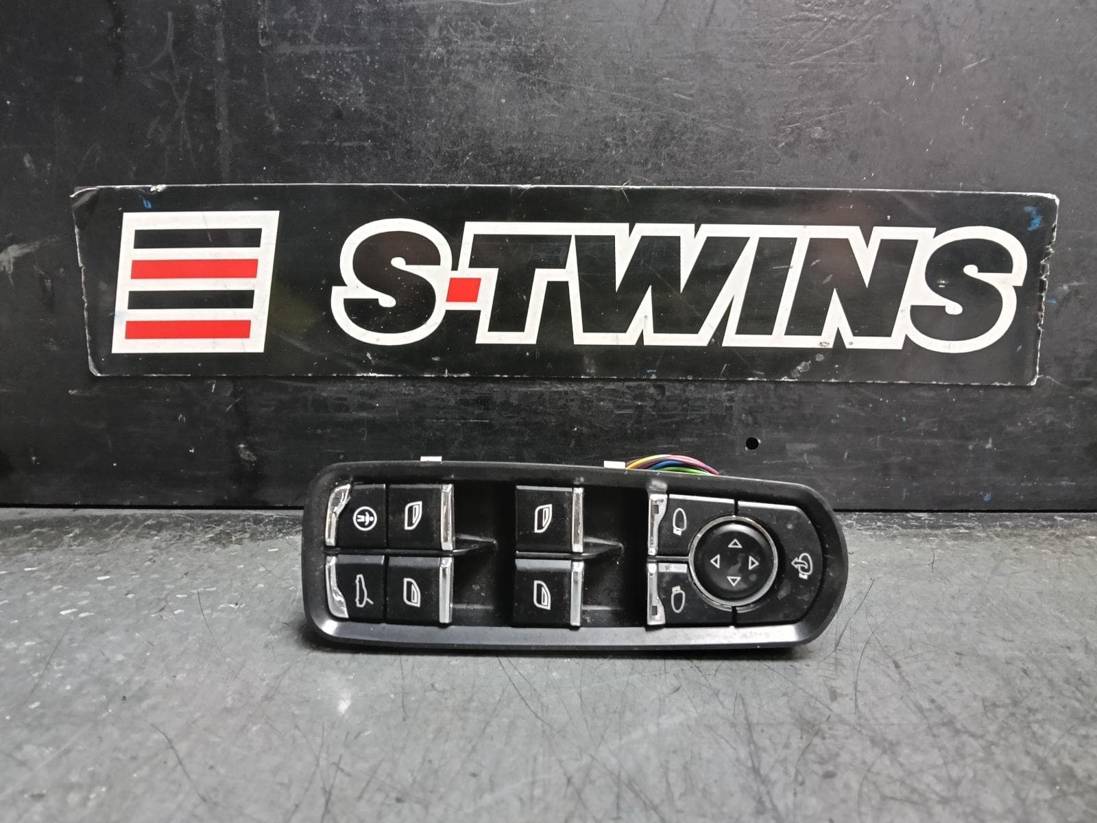 Used auto part listing image: 2015 PORSCHE MACAN PWR DR WIND SWITCH RH FRONT (MASTER SWITCH), ONE TOP BUTTON TYPE, 95B, 06/14- 0000416150