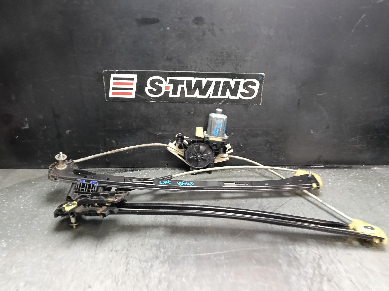 Used auto part listing image: 2015 PORSCHE MACAN LEFT FRONT WINDOW REG MOTOR 95B, 06/14-12/25 0000416153
