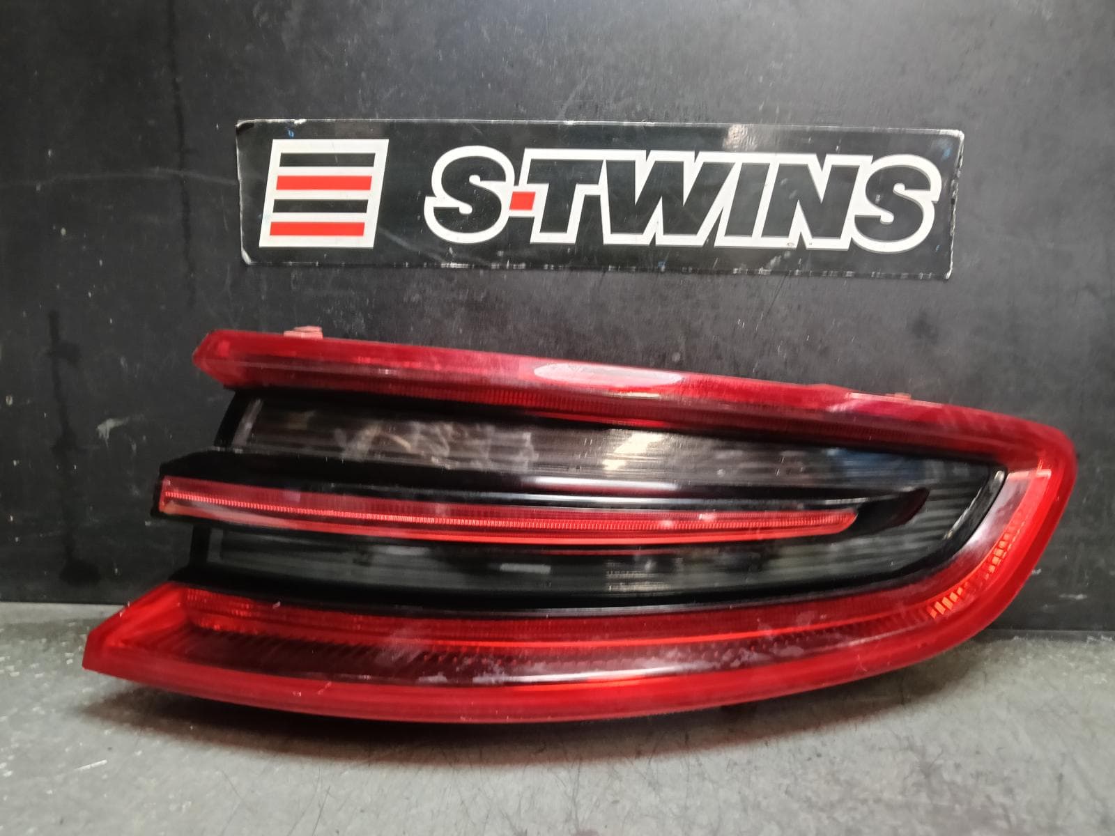 Used auto part listing image: 2015 PORSCHE MACAN RIGHT TAILLIGHT IN BODY, 95B, LED TYPE, 06/14-07/18 0000416154