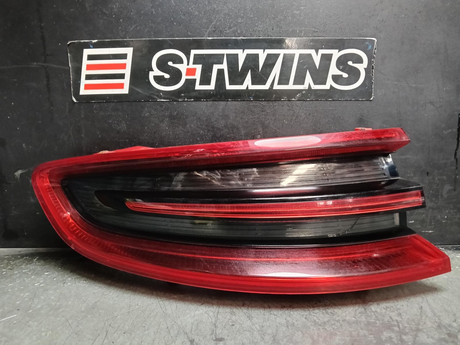 Used auto part listing image: 2015 PORSCHE MACAN LEFT TAILLIGHT IN BODY, 95B, LED TYPE, 06/14-07/18 0000416155