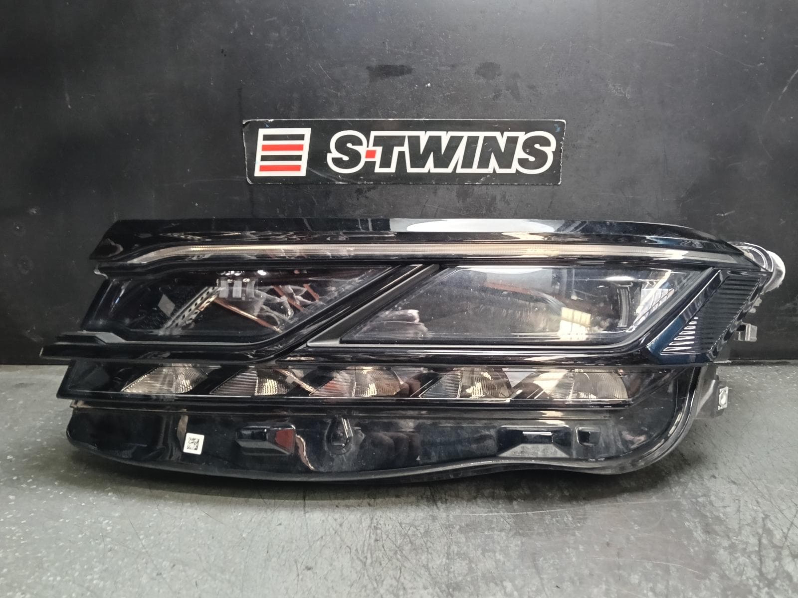 Used auto part listing image: 2021 VOLKSWAGEN TOUAREG LEFT HEADLAMP CR, W/ MATRIX LED TYPE, 05/18-08/23 0000416177