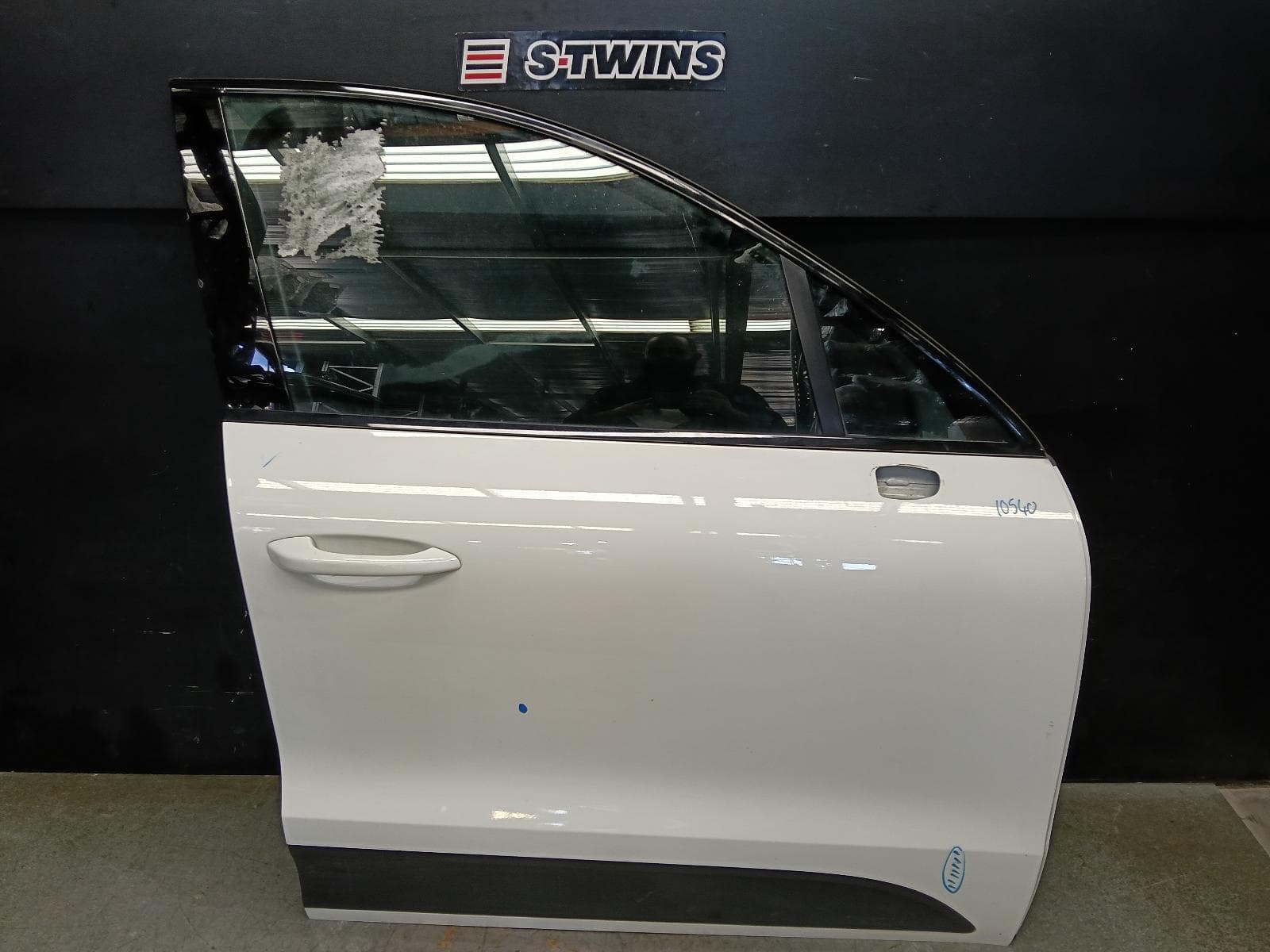 Used auto part listing image: 2015 PORSCHE MACAN RIGHT FRONT DOOR 95B, 06/14-12/25 0000416141