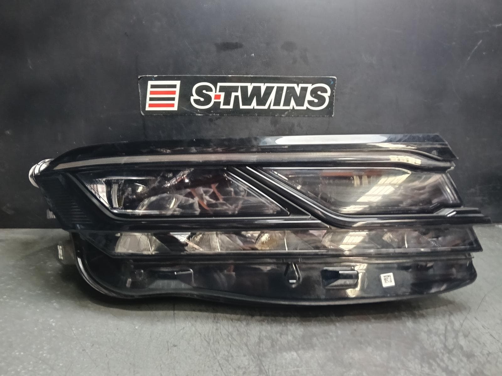 Used auto part listing image: 2021 VOLKSWAGEN TOUAREG RIGHT HEADLAMP CR, W/ MATRIX LED TYPE, 05/18-08/23 0000416176