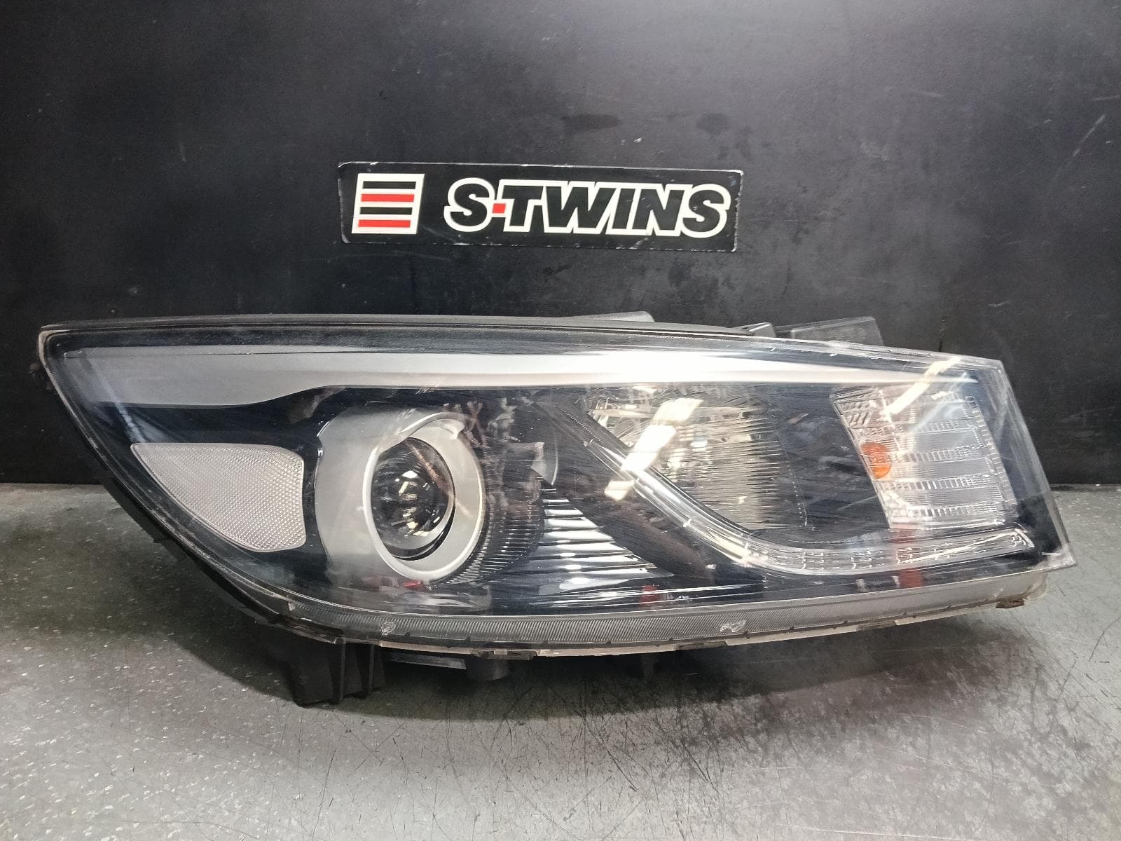 Used auto part listing image: 2017 KIA CARNIVAL/GRAND CARNIVAL RIGHT HEADLAMP YP, PLATINUM, HID TYPE, 12/14-02/18 0000416204