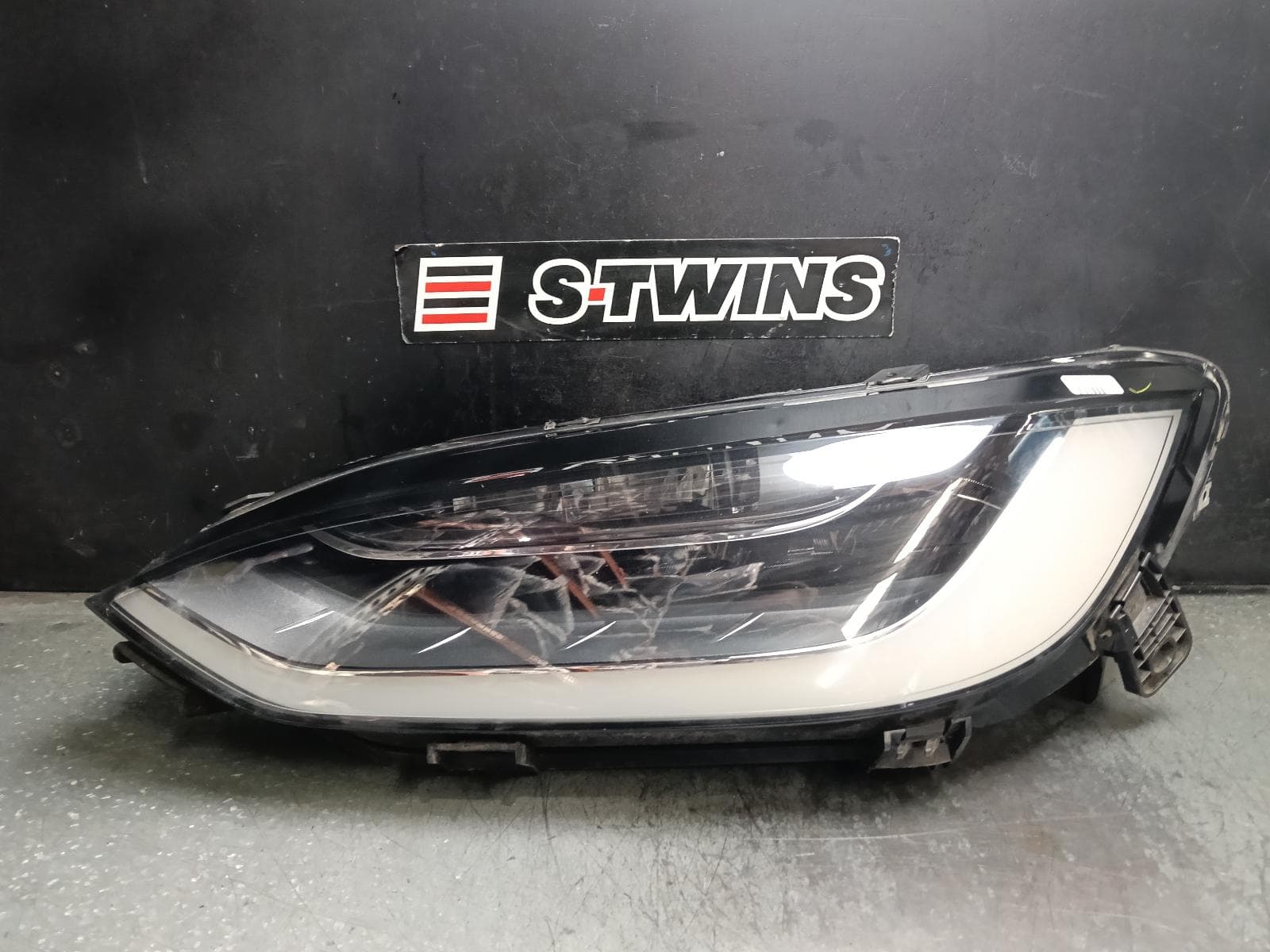 Used auto part listing image: 2017 TESLA MODEL X LEFT HEADLAMP 1ST GEN, LED, W/ AUTO LEVELLING TYPE, 10/16-01/21 0000416220