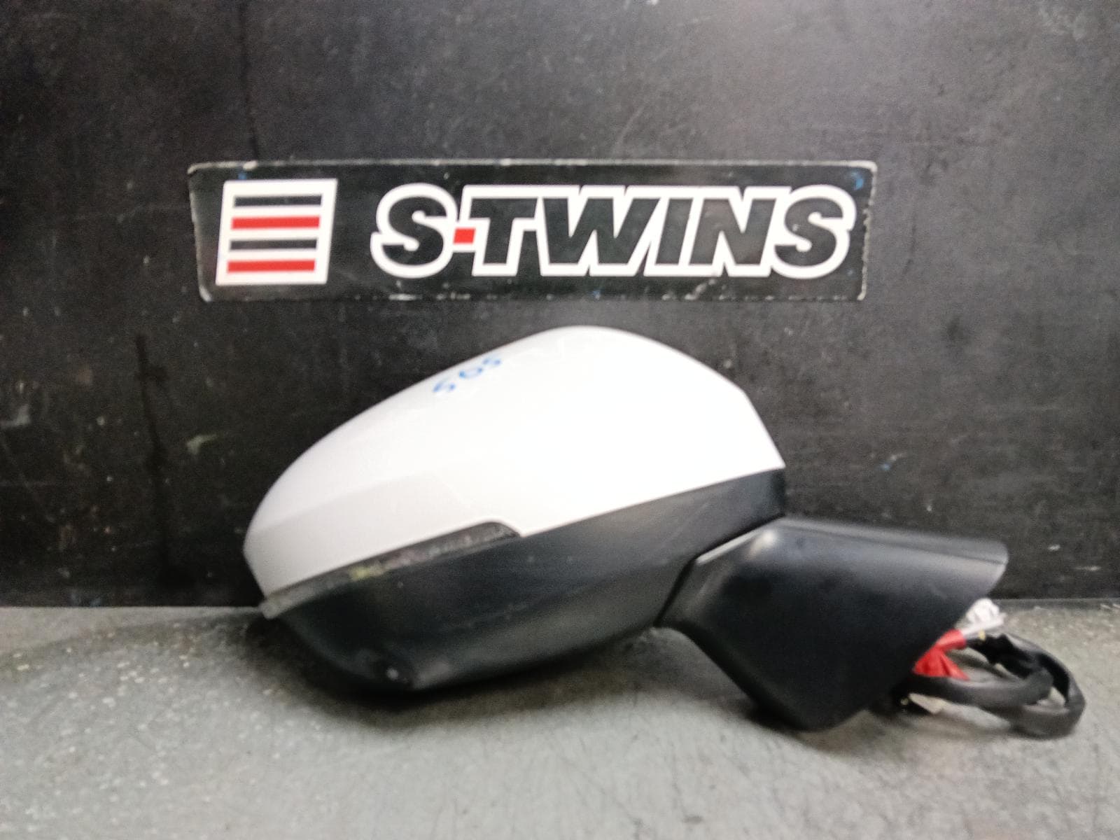 Used auto part listing image: 2023 MITSUBISHI OUTLANDER RIGHT DOOR MIRROR ZM, W/ HEATED, POWER FOLD, MEMORY, TILT, FLASHER, CAMERA TYPE, 08/21-03/25 0000416233