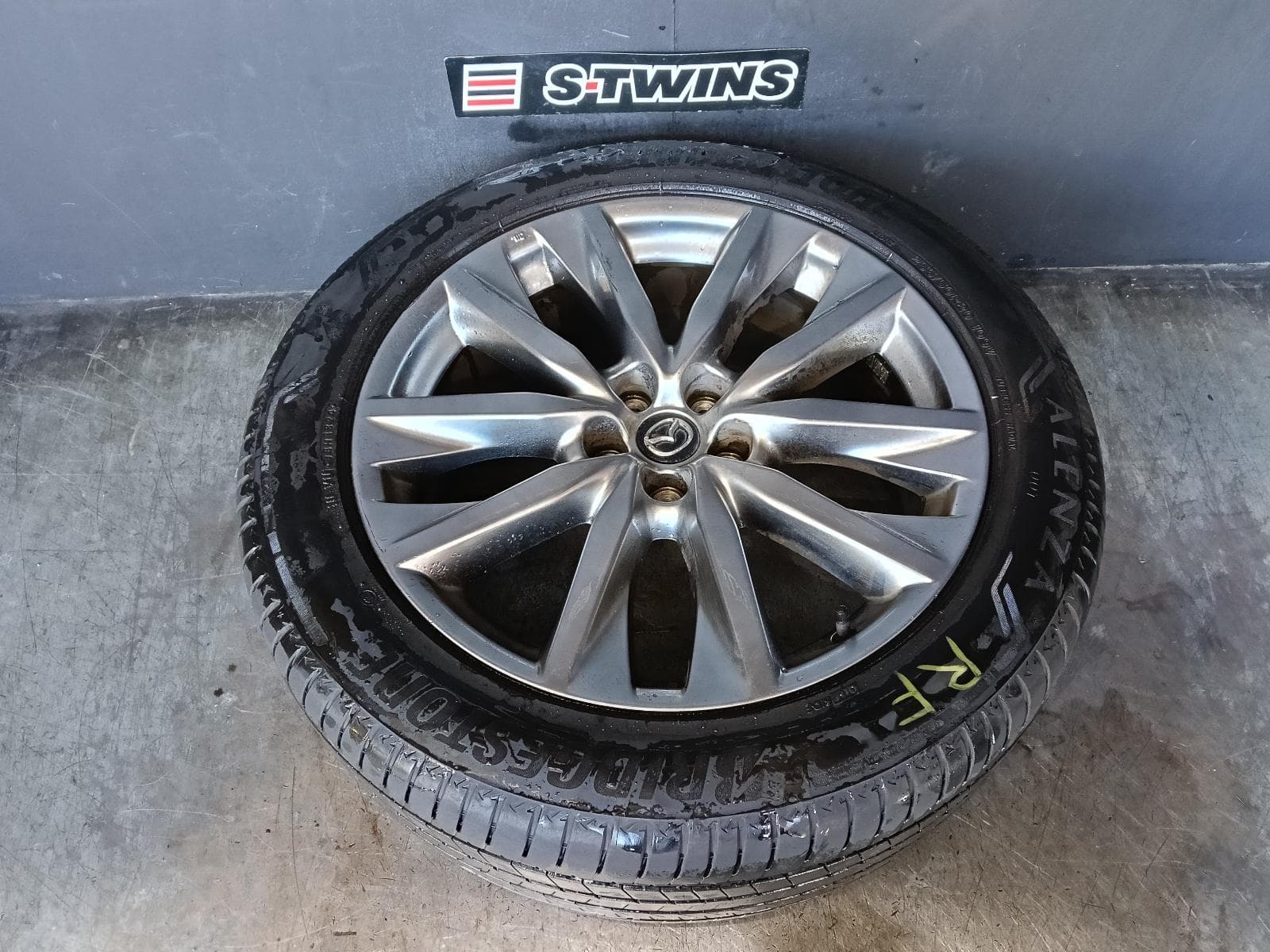 Used auto part listing image: 2017 MAZDA CX9 WHEEL MAG FACTORY, 20X8.5IN, 5 V SPOKE, LIGHT GREY, TC, 07/16-12/24 0000416224
