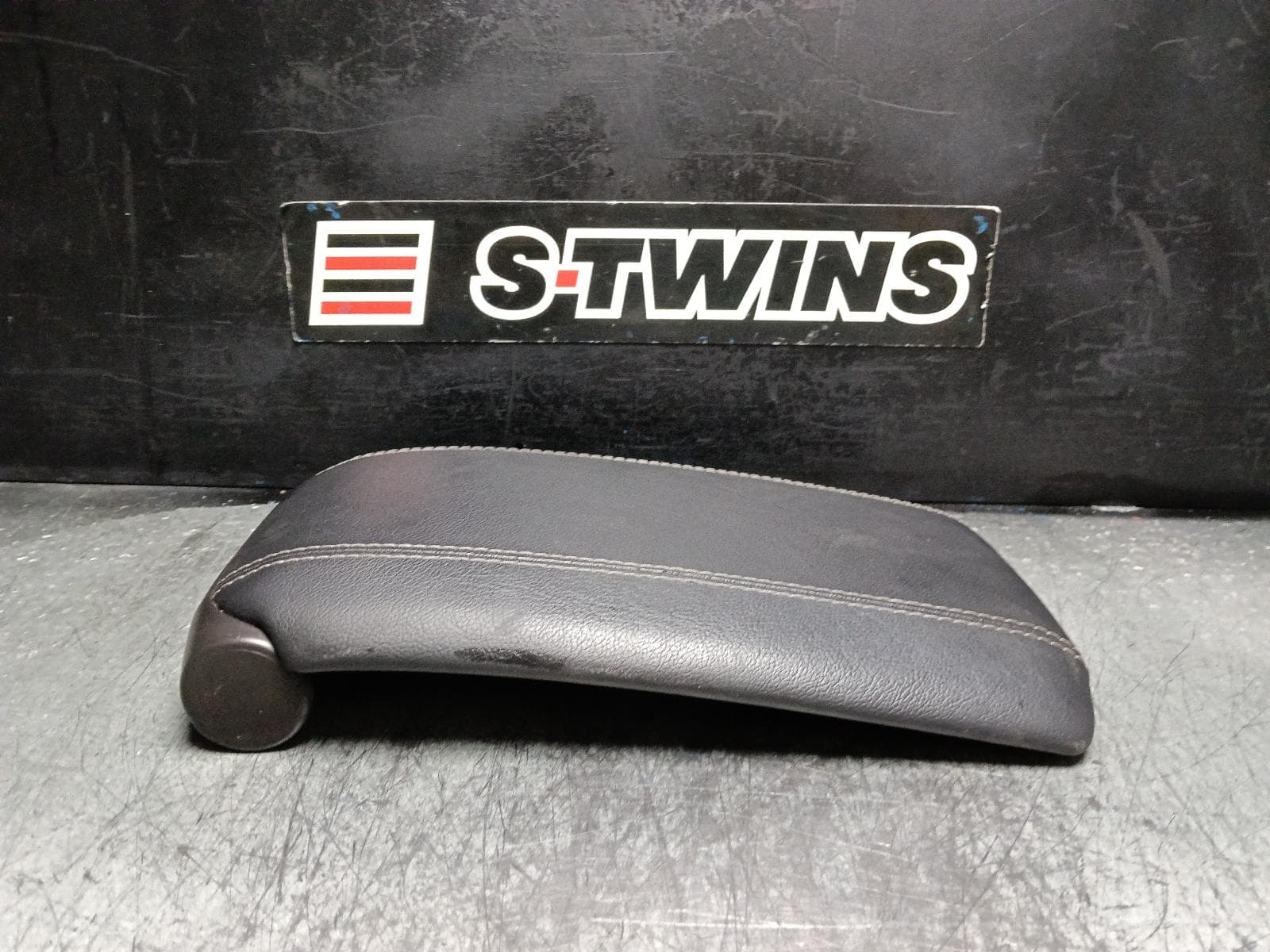 Used auto part listing image: 2016 FORD FALCON CONSOLE FG-FGX, CONSOLE LID, LEATHER TYPE, BLACK, STITCH TYPE, 05/08-12/16 0000404216