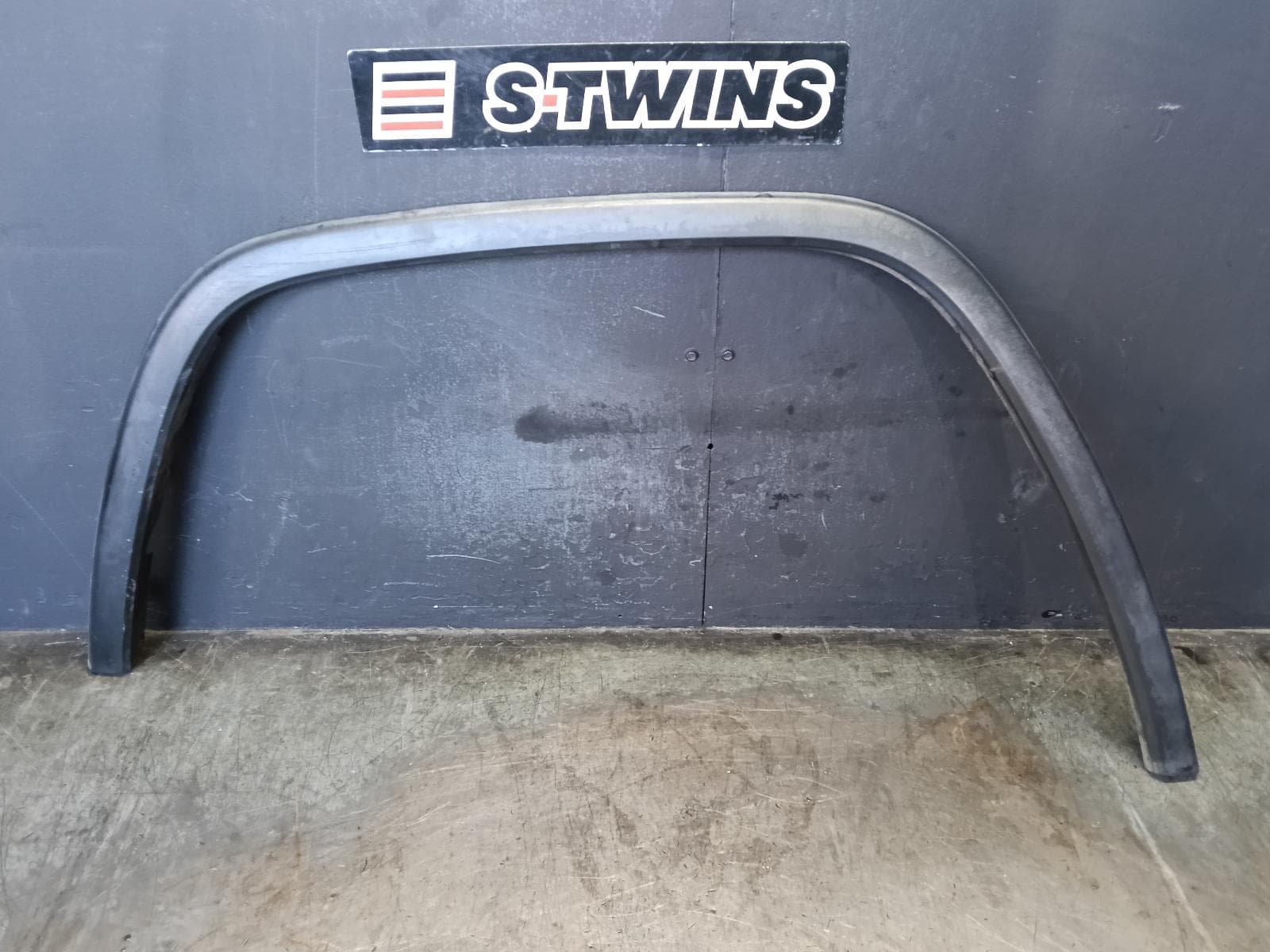 Used auto part listing image: 2014 JEEP GRANDCHEROKEE WHEEL ARCH FLARE WK, LH FRONT, NON PAINTED, 10/10-09/16 0000416357