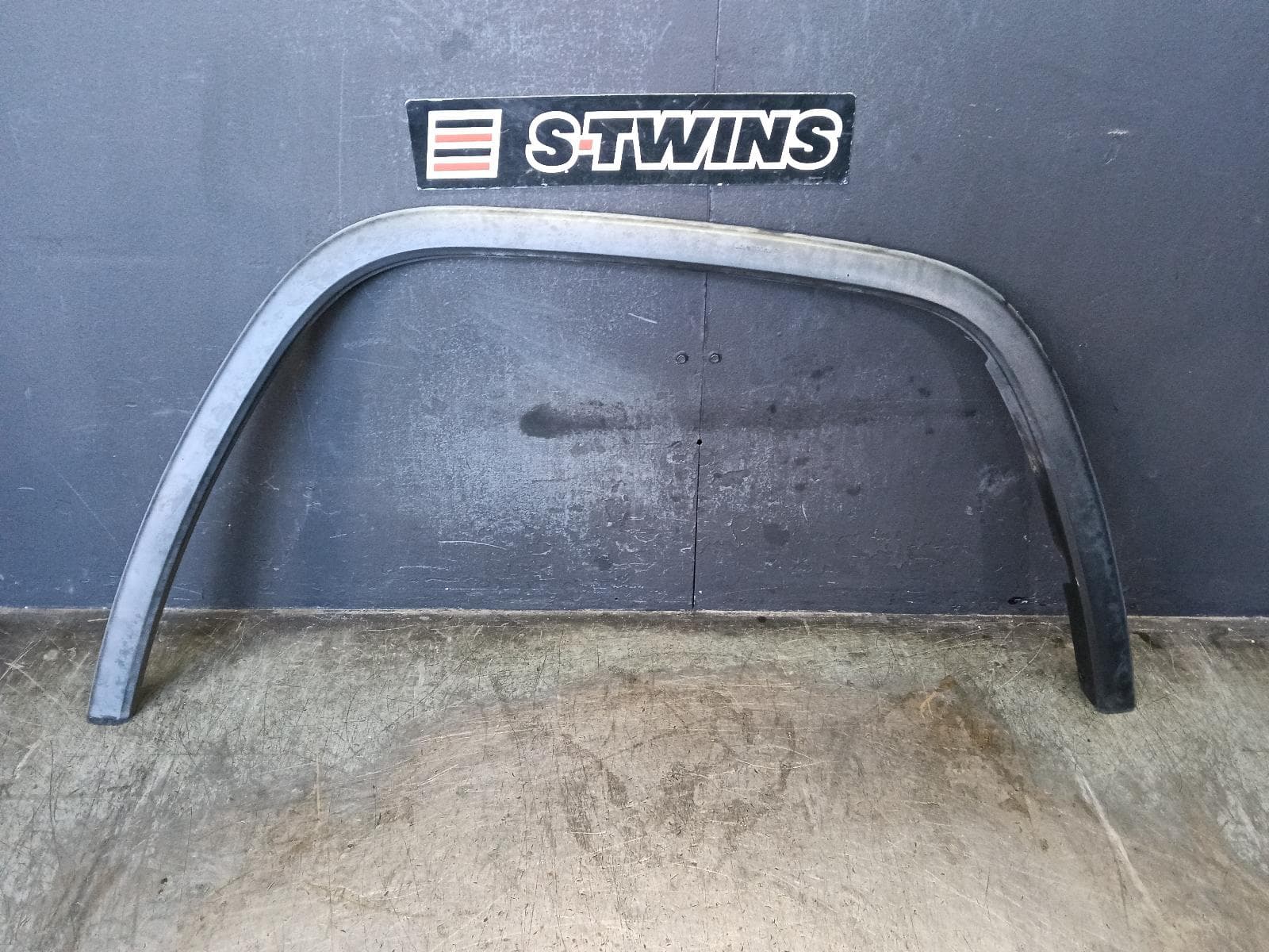 Used auto part listing image: 2014 JEEP GRANDCHEROKEE WHEEL ARCH FLARE WK, RH FRONT, NON PAINTED, 10/10-09/16 0000416358