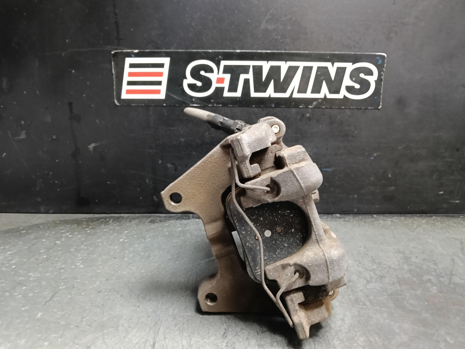Used auto part listing image: 2016 SKODA SUPERB CALIPER RH REAR, FWD, NP, 03/16- 0000416376