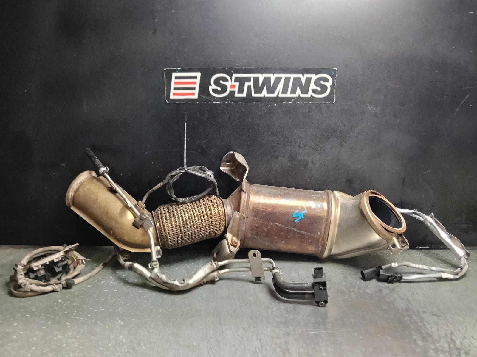 Used auto part listing image: 2018 VOLKSWAGEN AMAROK CATALYTIC CONVERTER DOWNPIPE-CAT TYPE, 3.0, DIESEL, DDXC/DDXE CODE, 2H, 09/16-09/22 0000416403