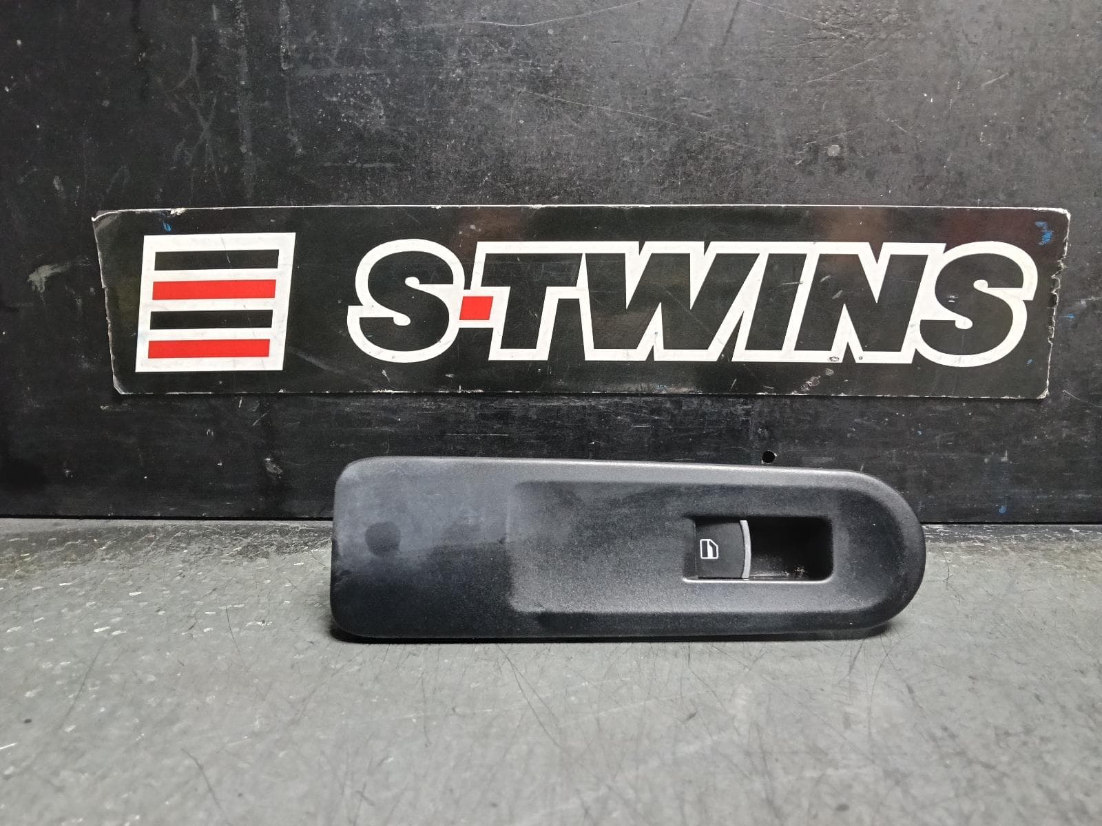 Used auto part listing image: 2018 VOLKSWAGEN AMAROK PWR DR WIND SWITCH LH FRONT, W/ CHROME ON SWITCH TYPE, 2H, 06/16-09/22 0000416413