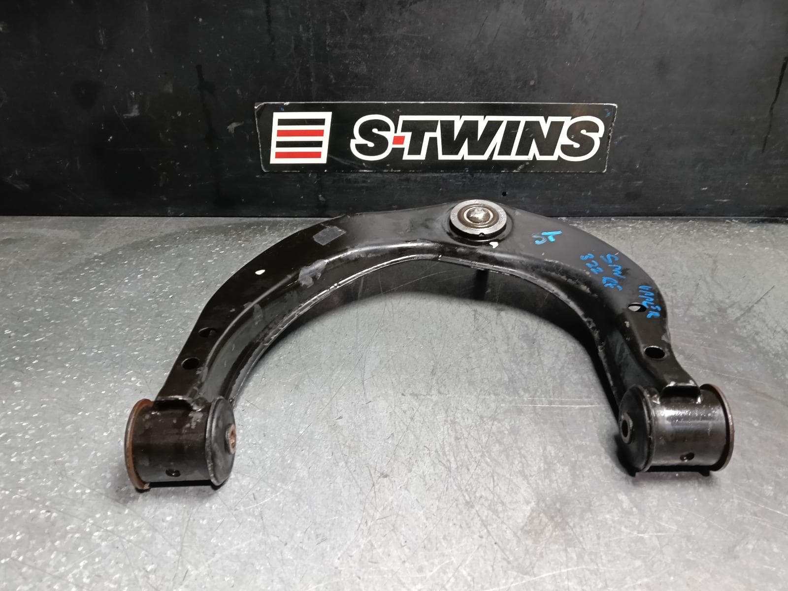 Used auto part listing image: 2018 VOLKSWAGEN AMAROK RIGHT FRONT UPPER CONTROL ARM 2H, 02/11-09/22 0000416424
